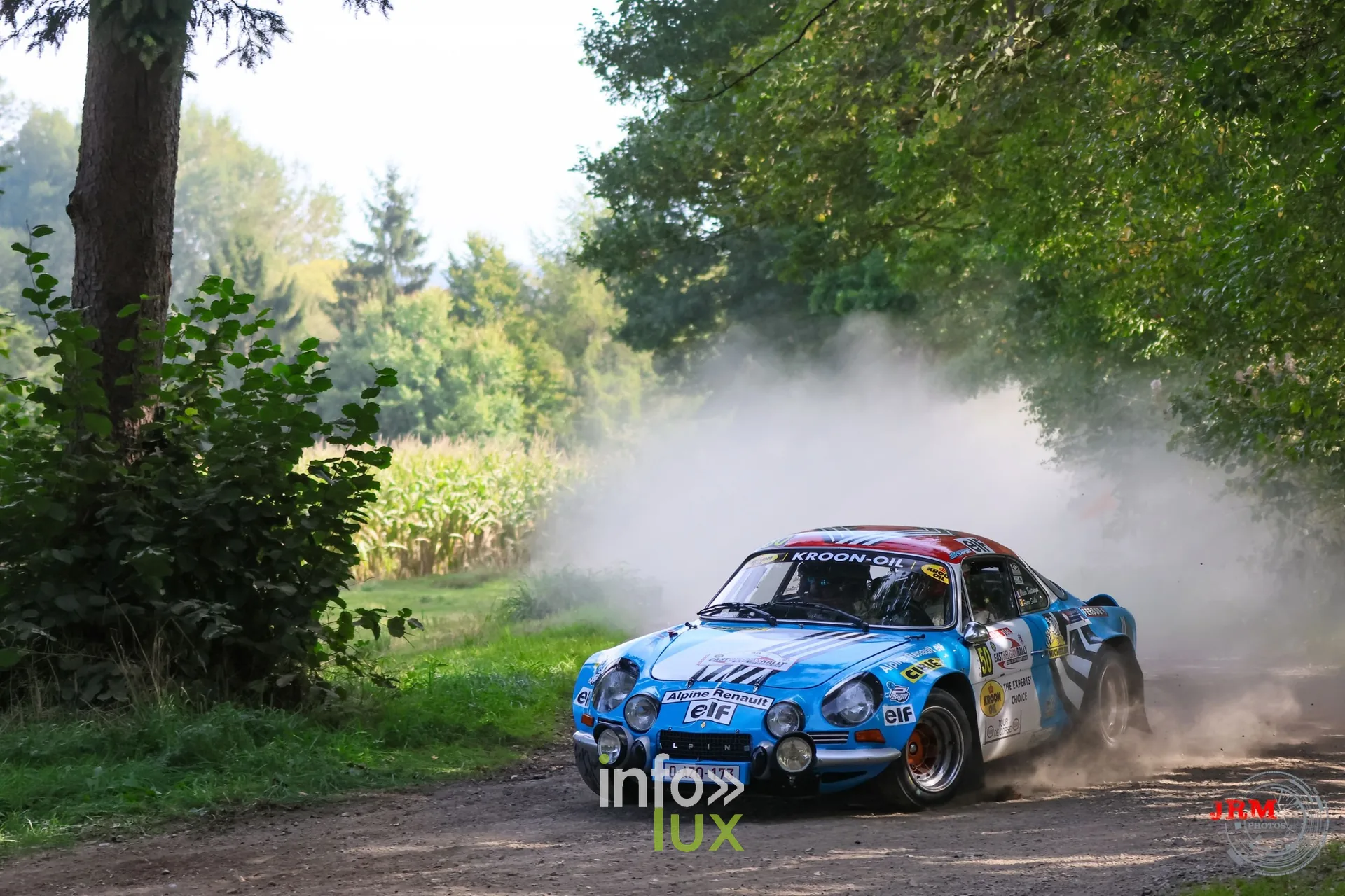 Alpine A110 bleue dans un virage de terre sur un chemin de terre, East Belgian Rally 2026