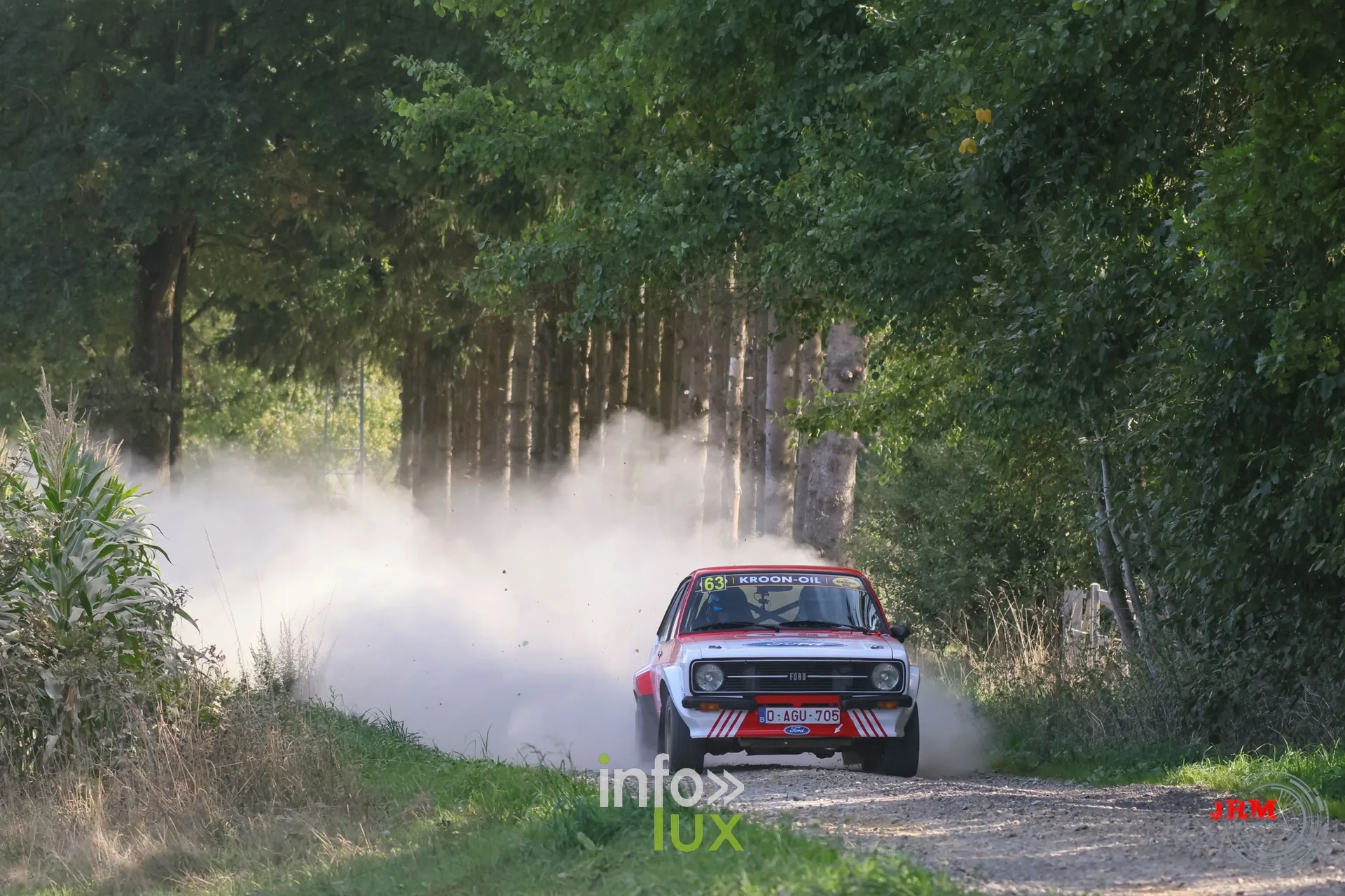 Ford Escort blanche et rouge dans un sous-bois sur un chemin de terre, East Belgian Rally 2026