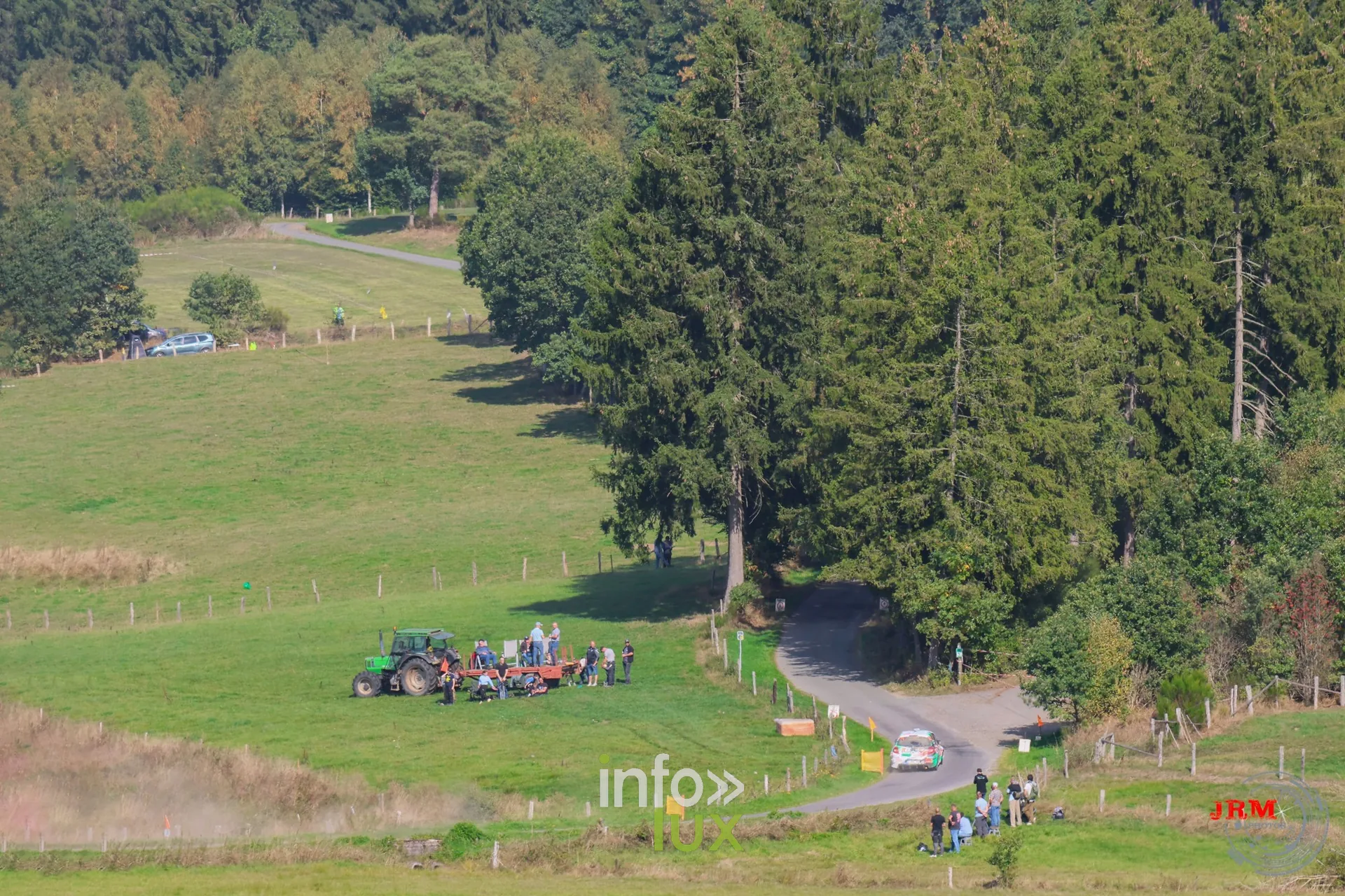 Vue d’ensemble d’une spéciale dans la campagne, public et tracteur en bord de route, East Belgian Rally 2026