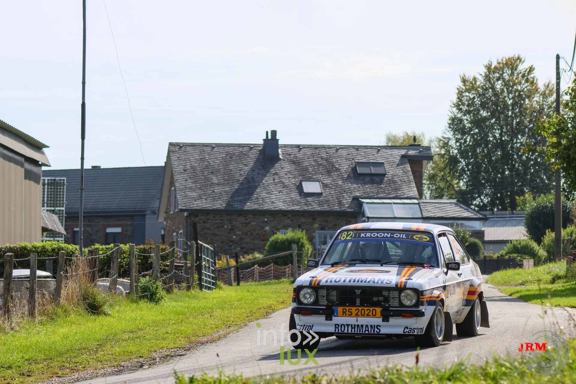 Ford Escort blanche aux couleurs Rothmans dans la traversée d’un village, East Belgian Rally 2026
