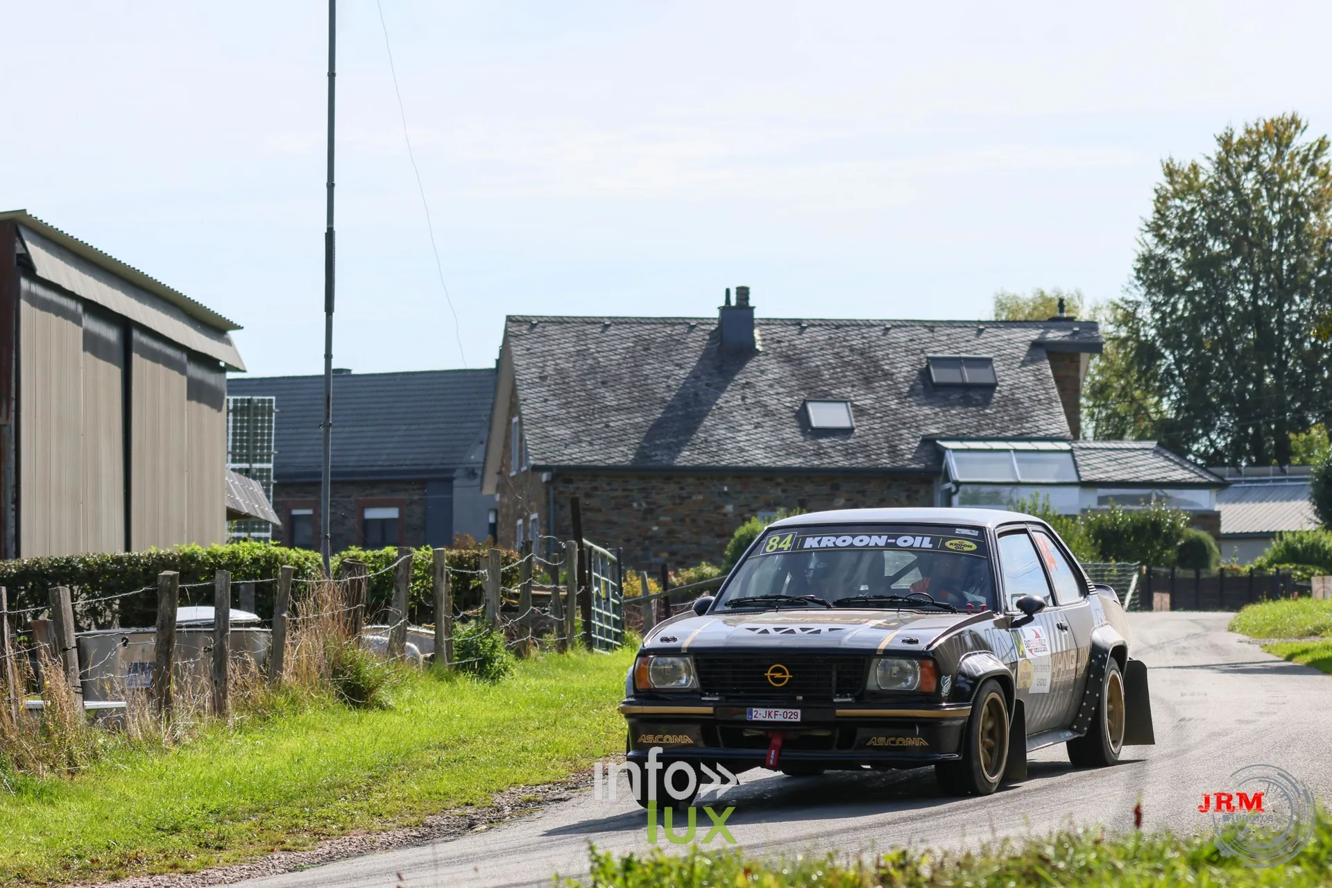 Opel Kadett noire et dorée dans la traversée d’un village, East Belgian Rally 2026