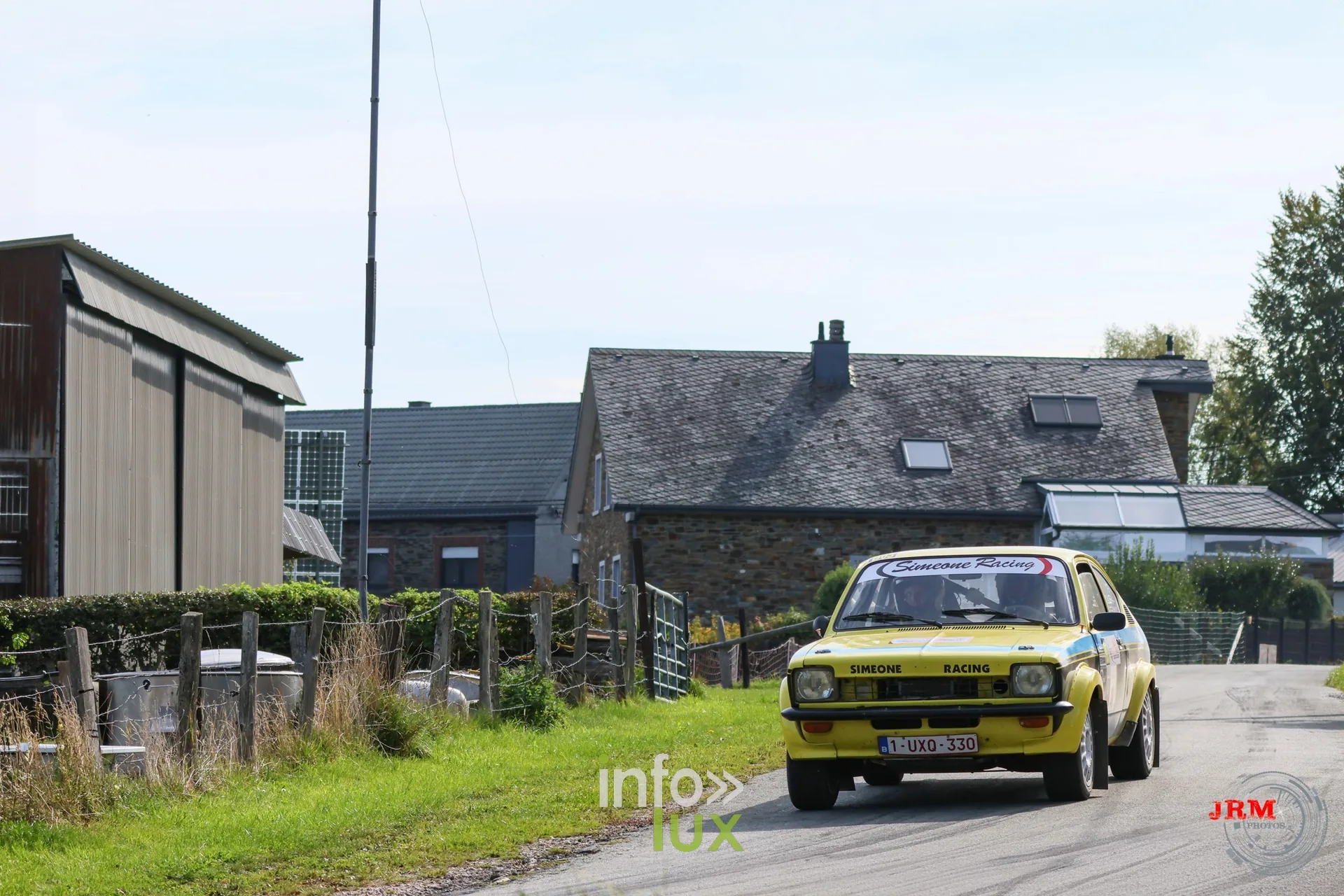 Ford Escort jaune dans la traversée d’un village, East Belgian Rally 2026