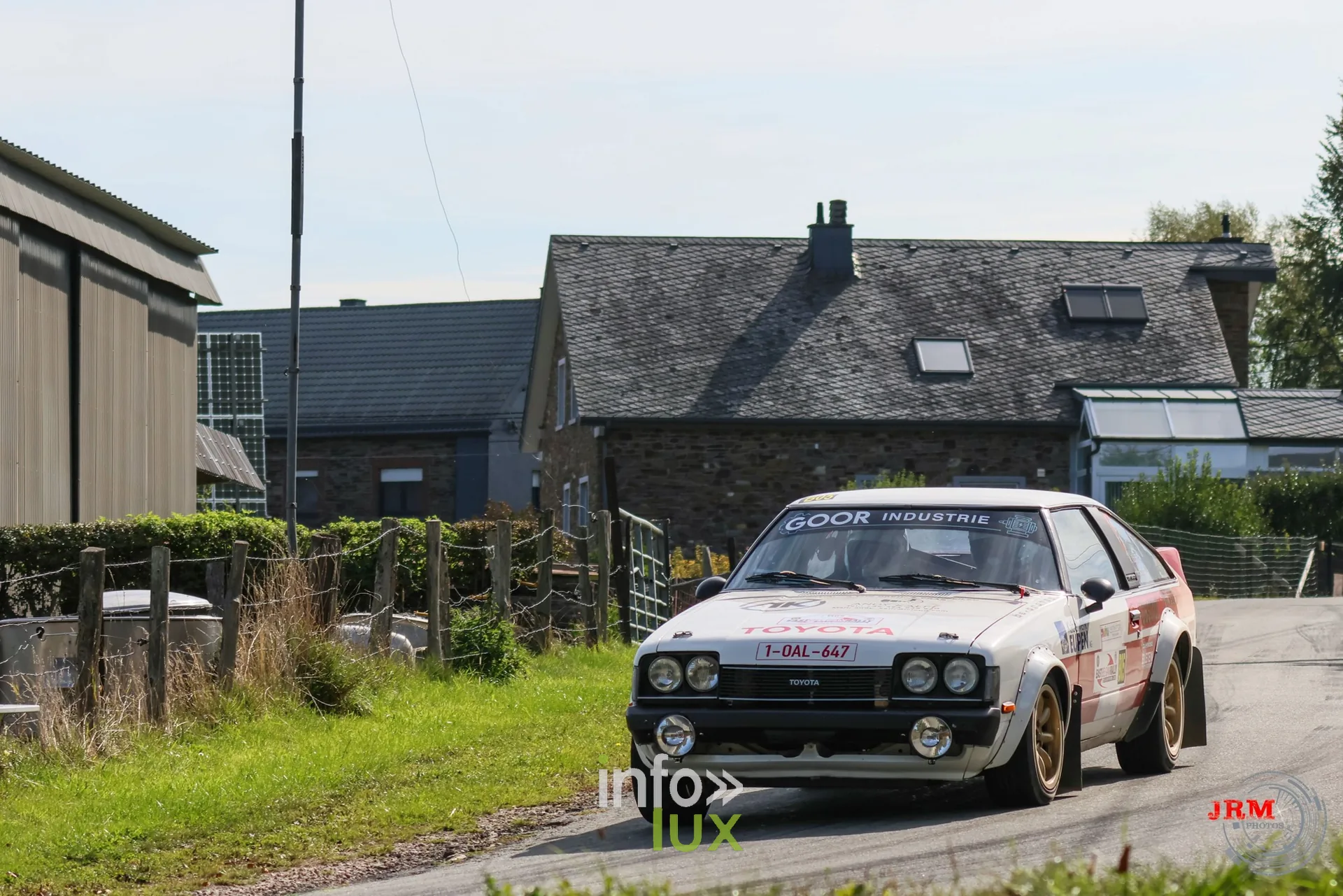 Opel Manta blanche dans la traversée d’un village, East Belgian Rally 2026
