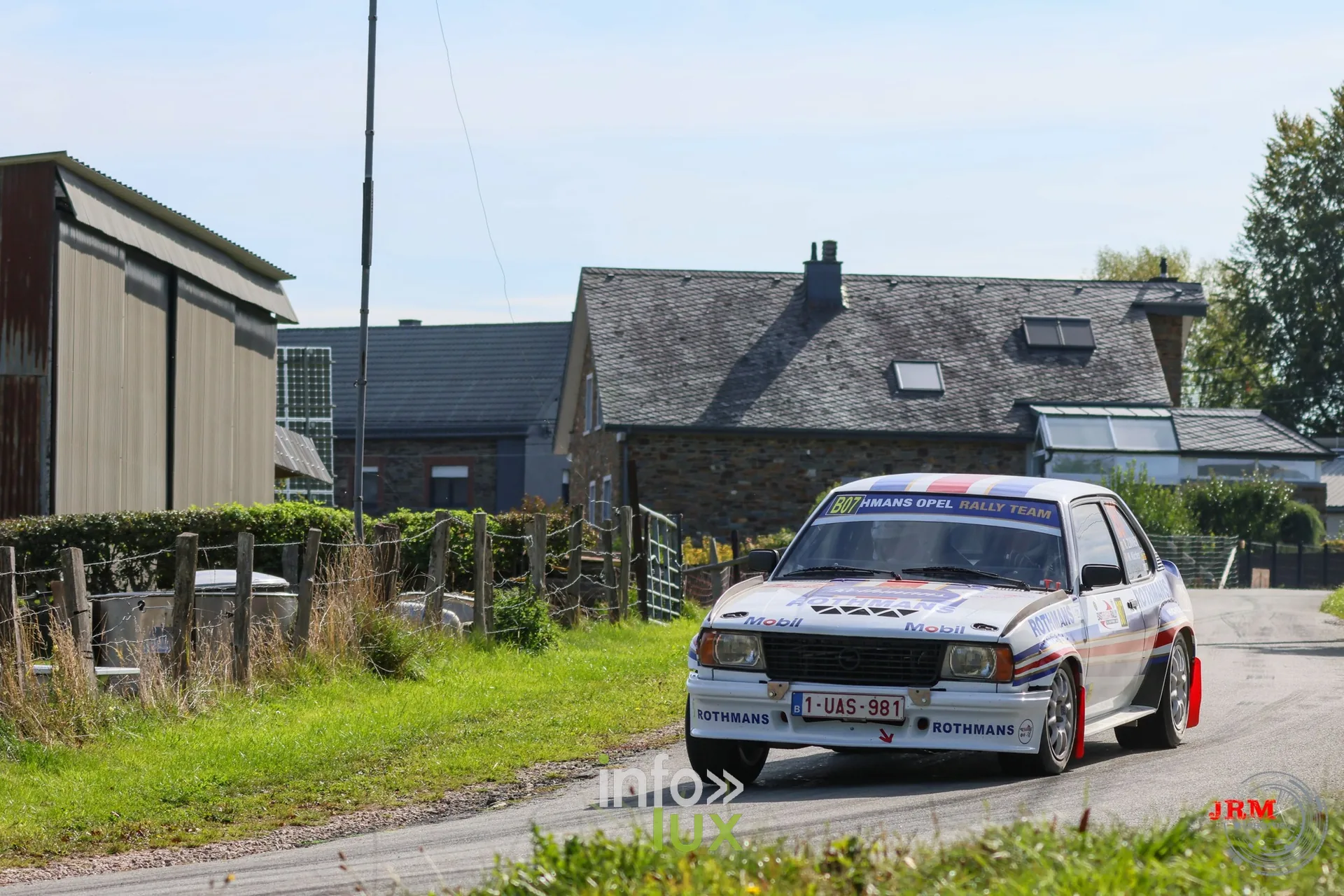 Opel Ascona blanche aux couleurs Rothmans dans la traversée d’un village, East Belgian Rally 2026