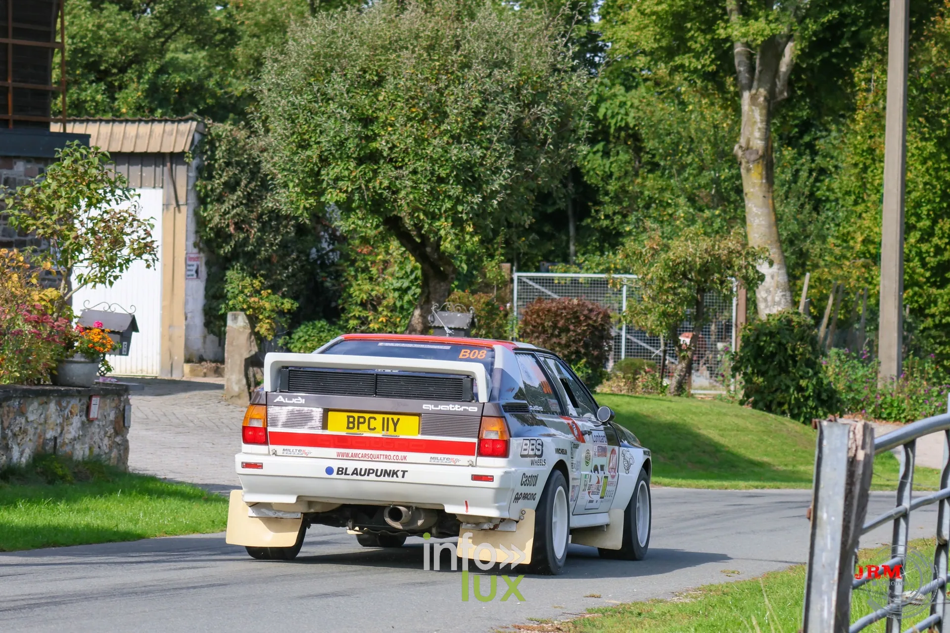 Audi quattro blanche vue de l’arrière dans la traversée d’un village, East Belgian Rally 2026