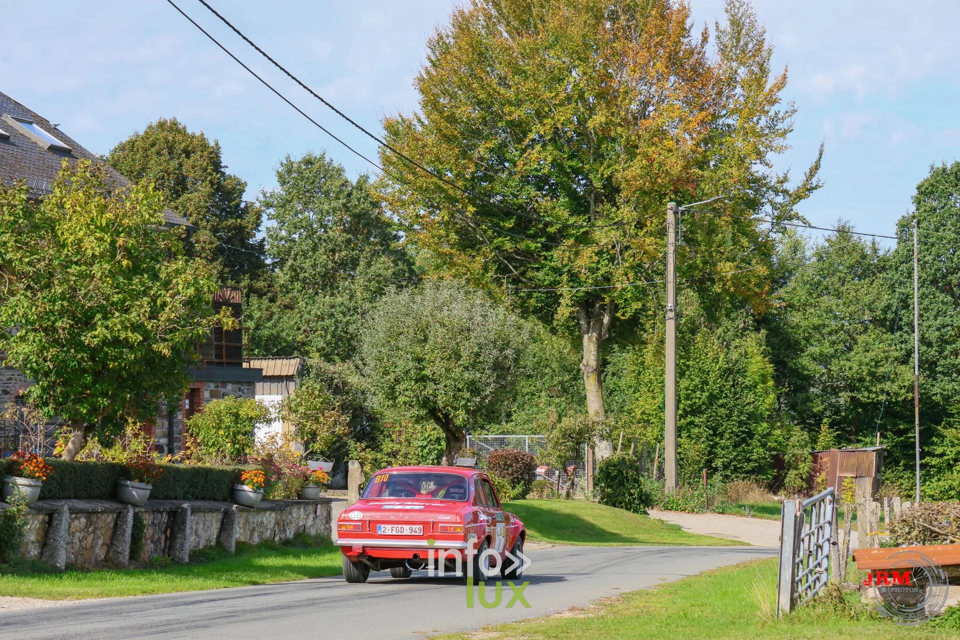 Ford Escort rouge dans la traversée d’un village, East Belgian Rally 2026
