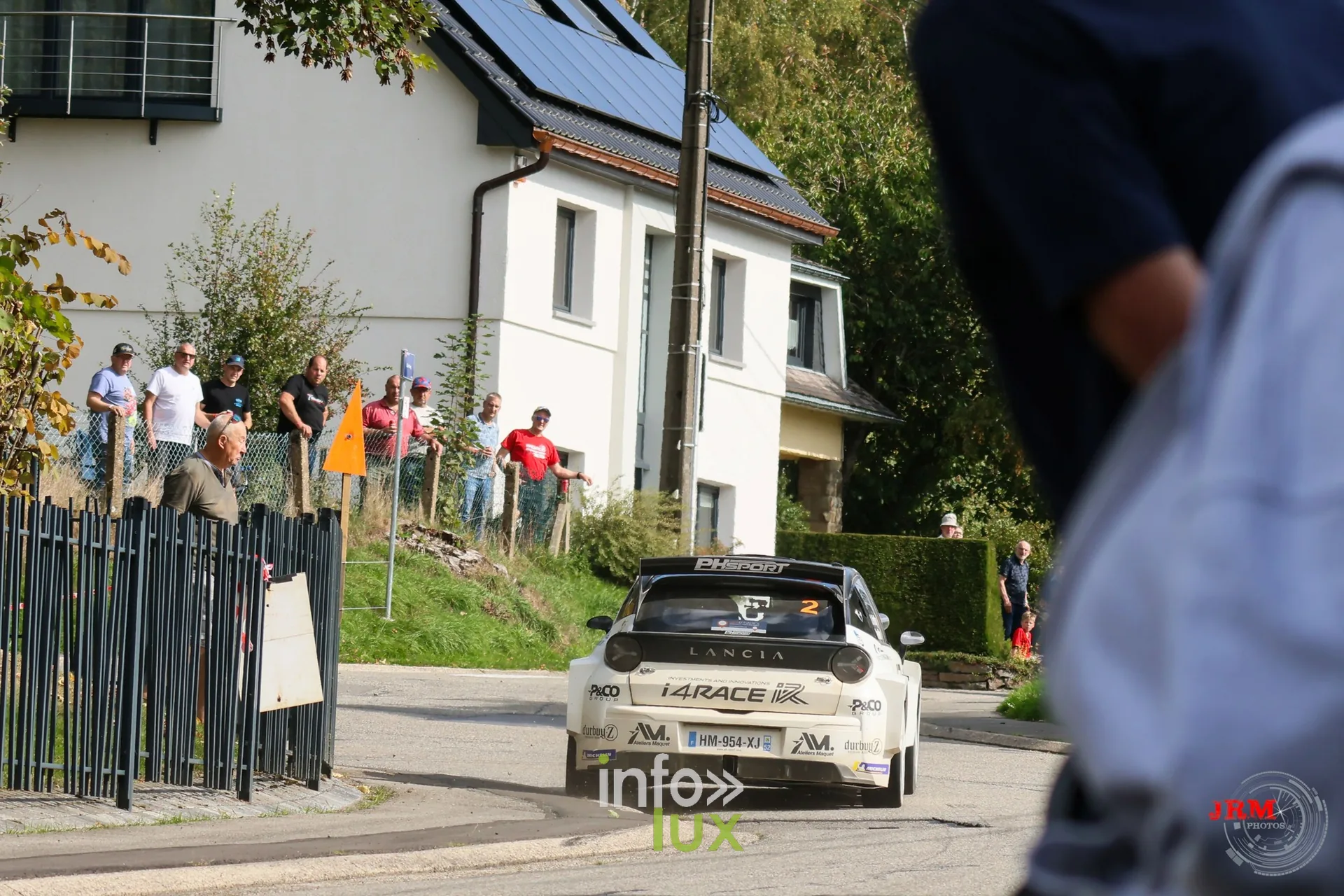Voiture de rallye blanche, spectateurs le long de la route dans la traversée d’un village, East Belgian Rally 2026