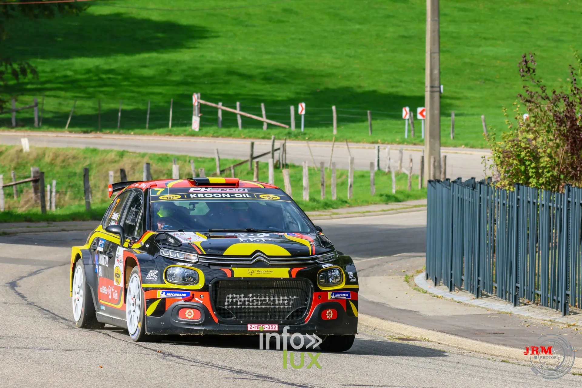 Citroën C3 Rally2 noire et jaune dans une épingle en village, East Belgian Rally 2026