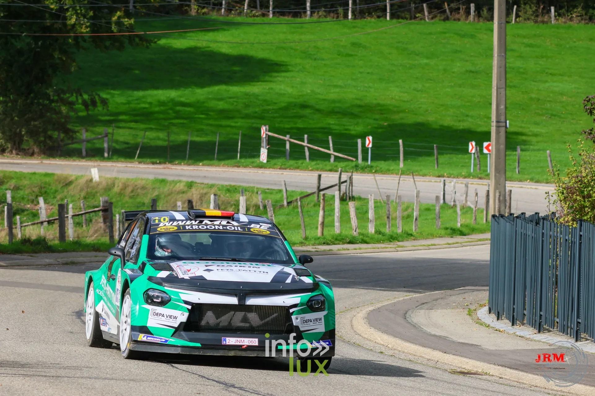 Škoda Fabia RS Rally2 verte et blanche dans une épingle en village, East Belgian Rally 2026
