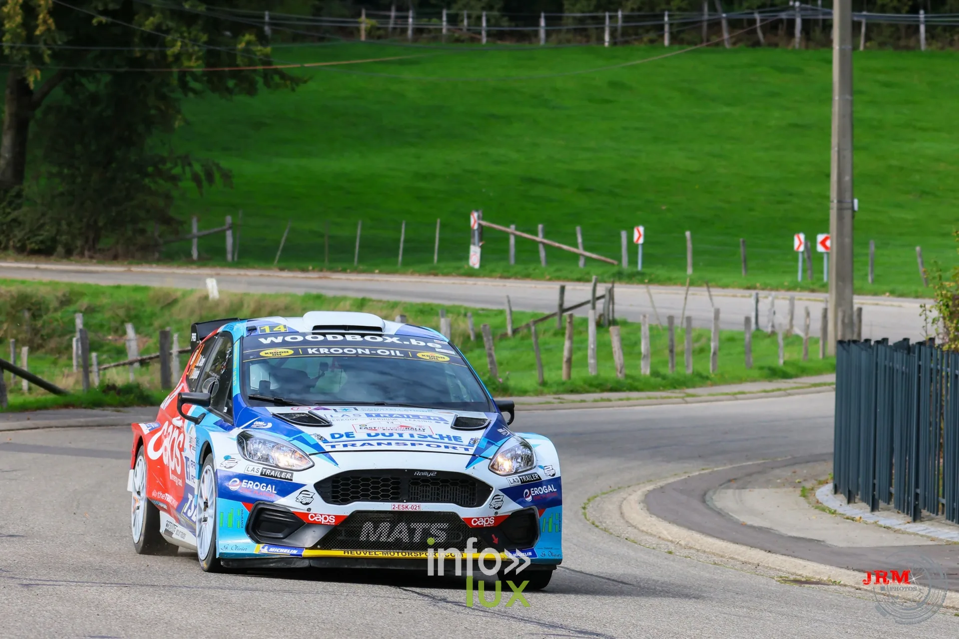 Ford Fiesta Rally3 bleue, rouge et blanche dans une épingle en village, East Belgian Rally 2026