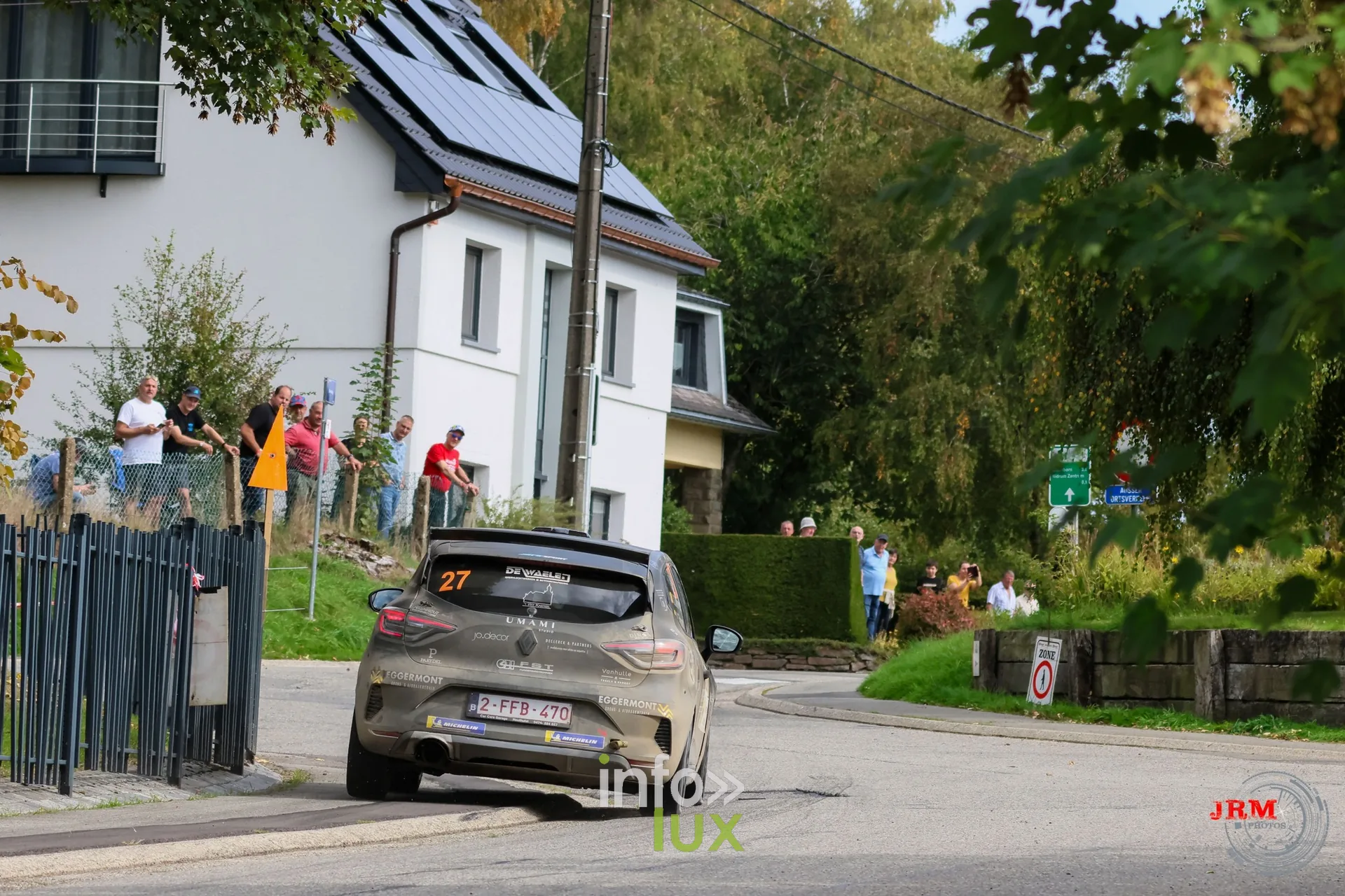 Renault Clio grise dans la traversée d’un village, East Belgian Rally 2026