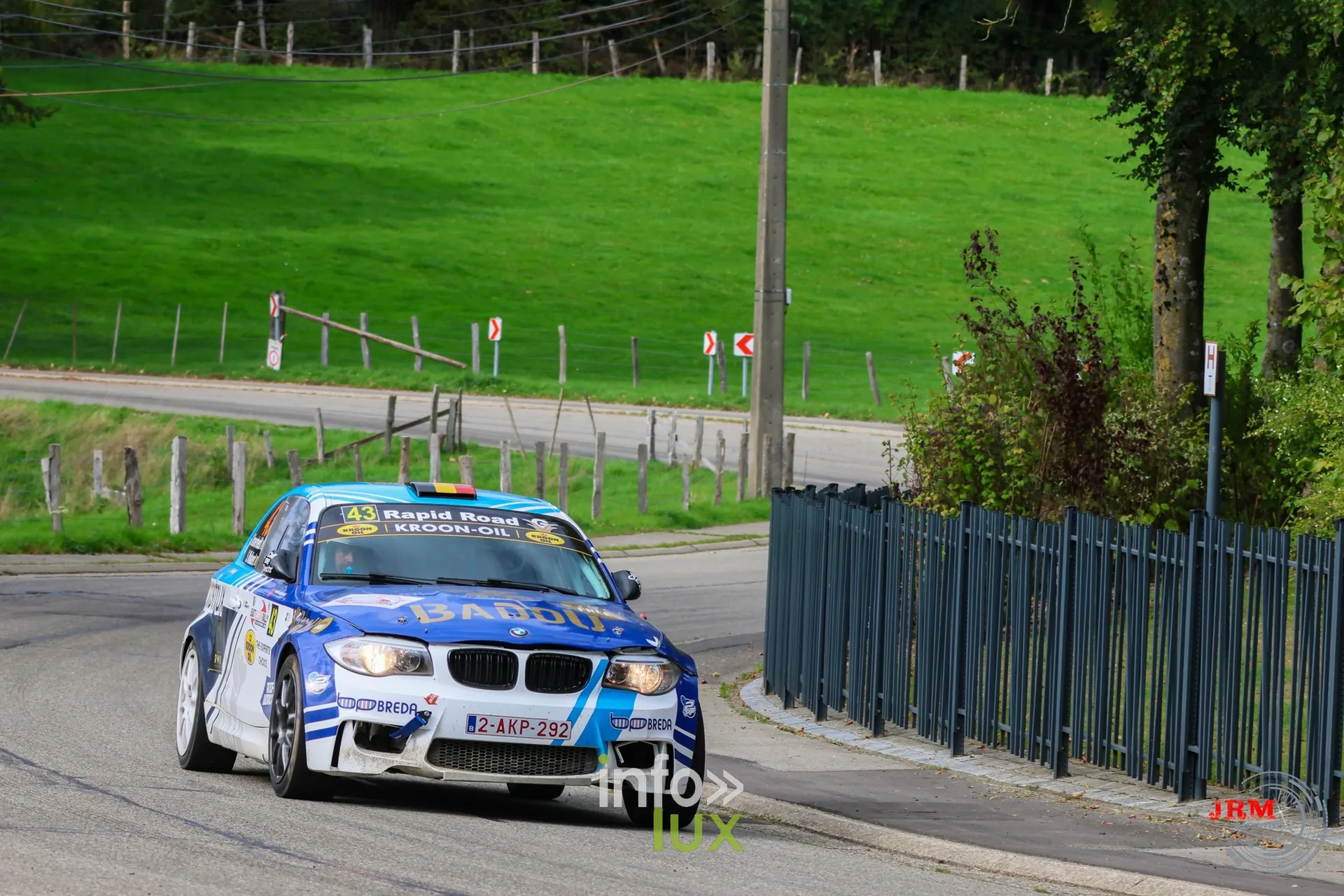 BMW de rallye bleue dans une épingle en village, East Belgian Rally 2026