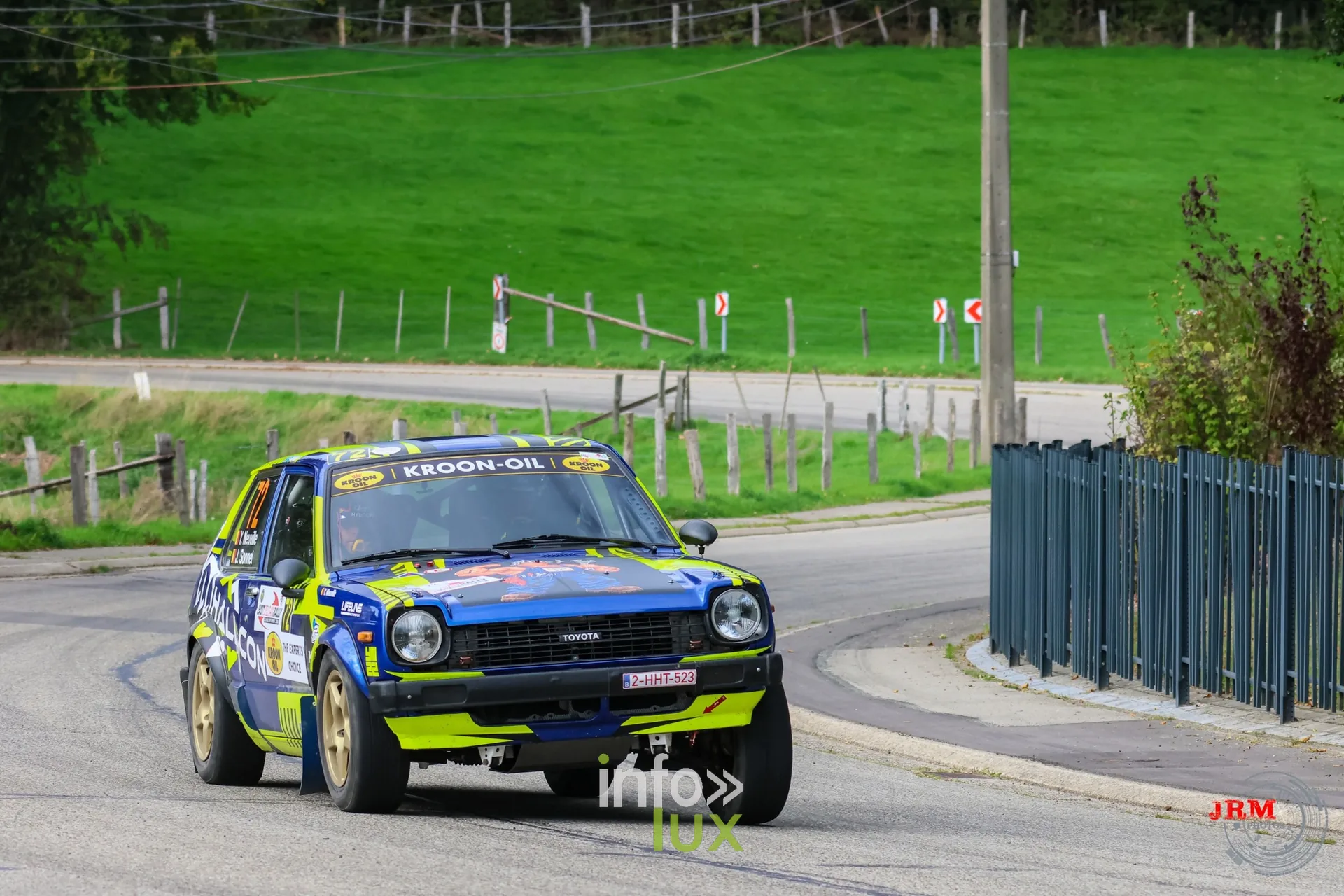 Toyota Starlet de rallye jaune et bleue dans une épingle en village, East Belgian Rally 2026