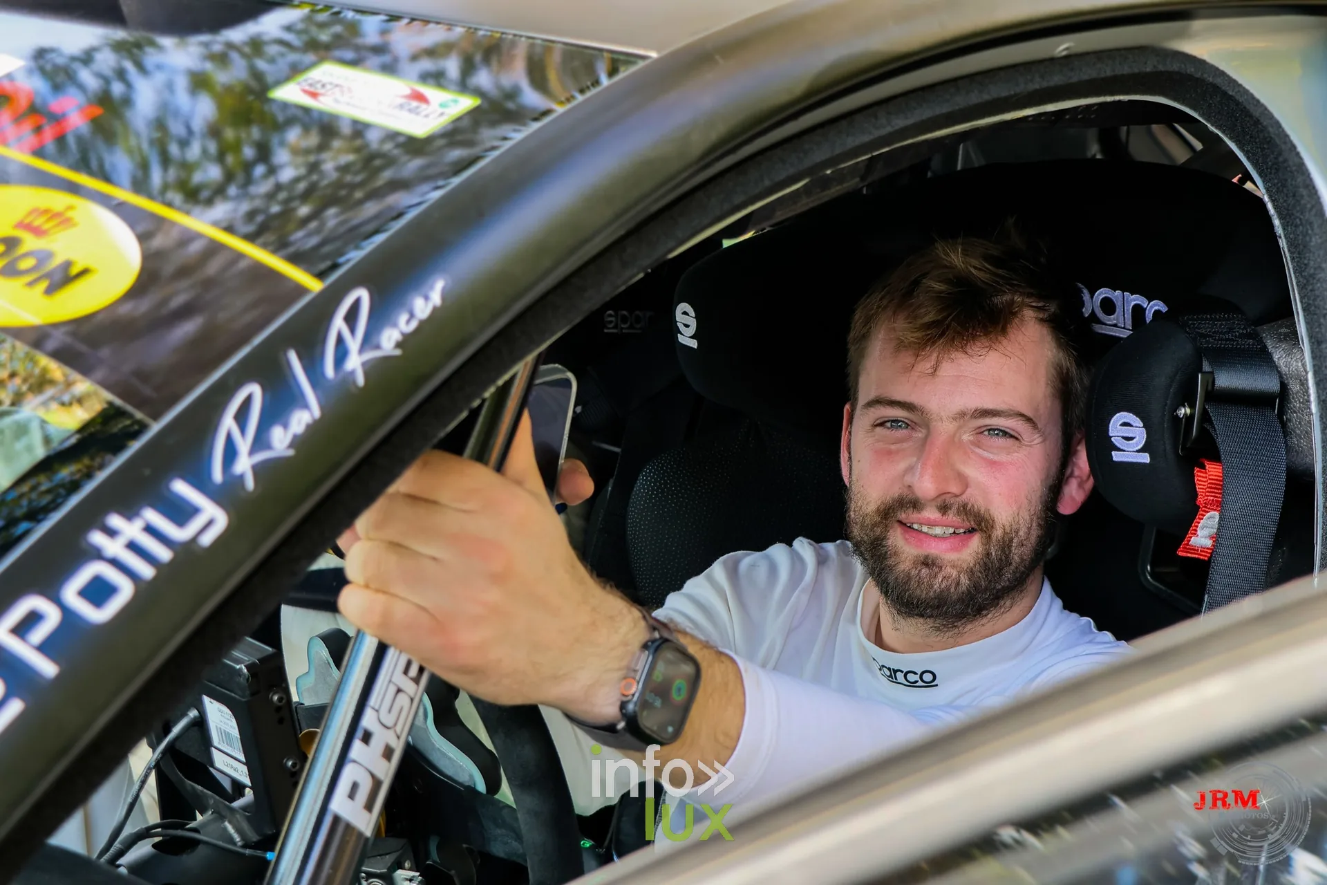 Pilote souriant dans l’habitacle d’une voiture au nom de « Potty » au regroupement, East Belgian Rally 2026