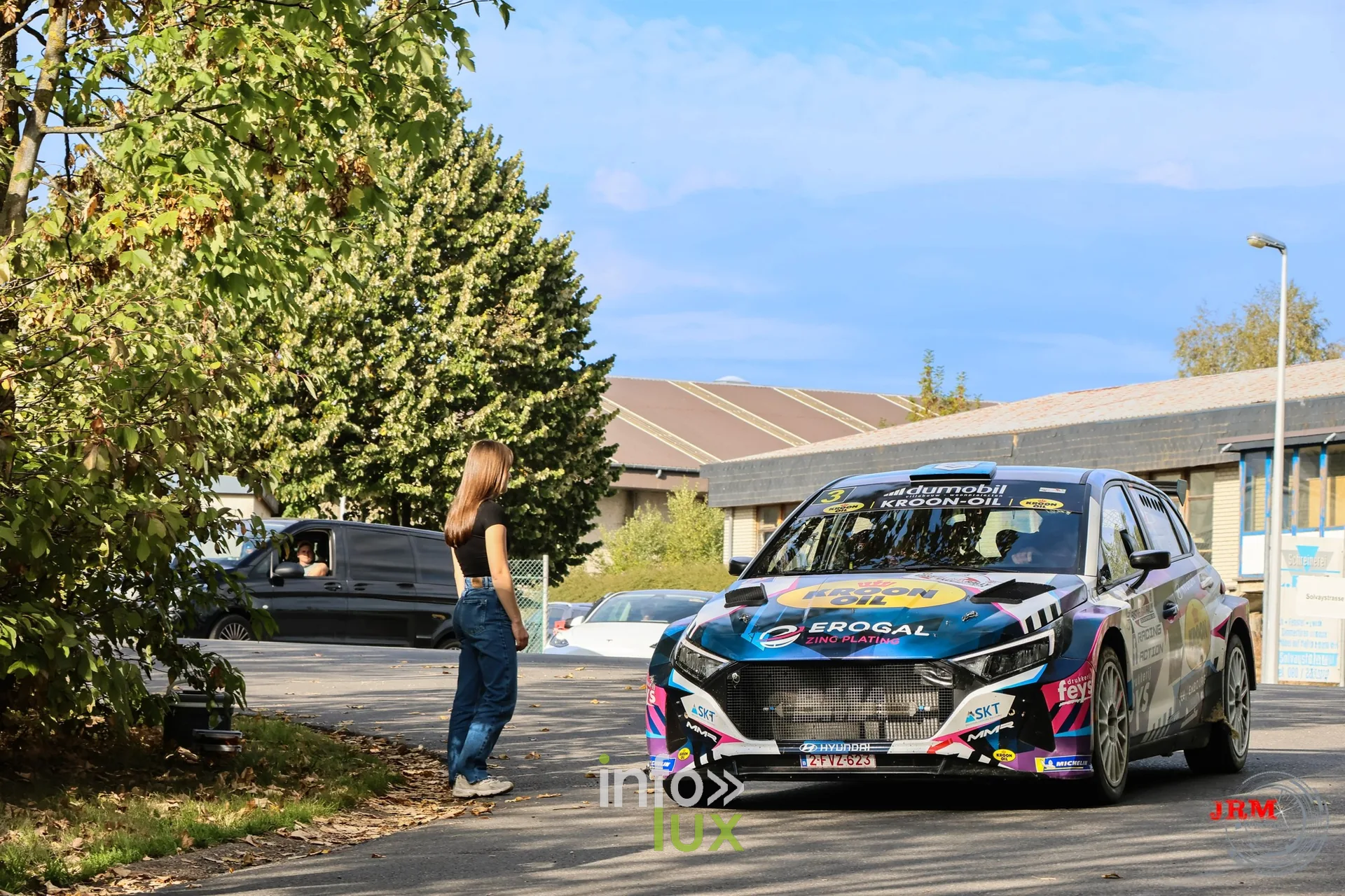 Hyundai i20 Rally2 et une spectatrice au regroupement, East Belgian Rally 2026