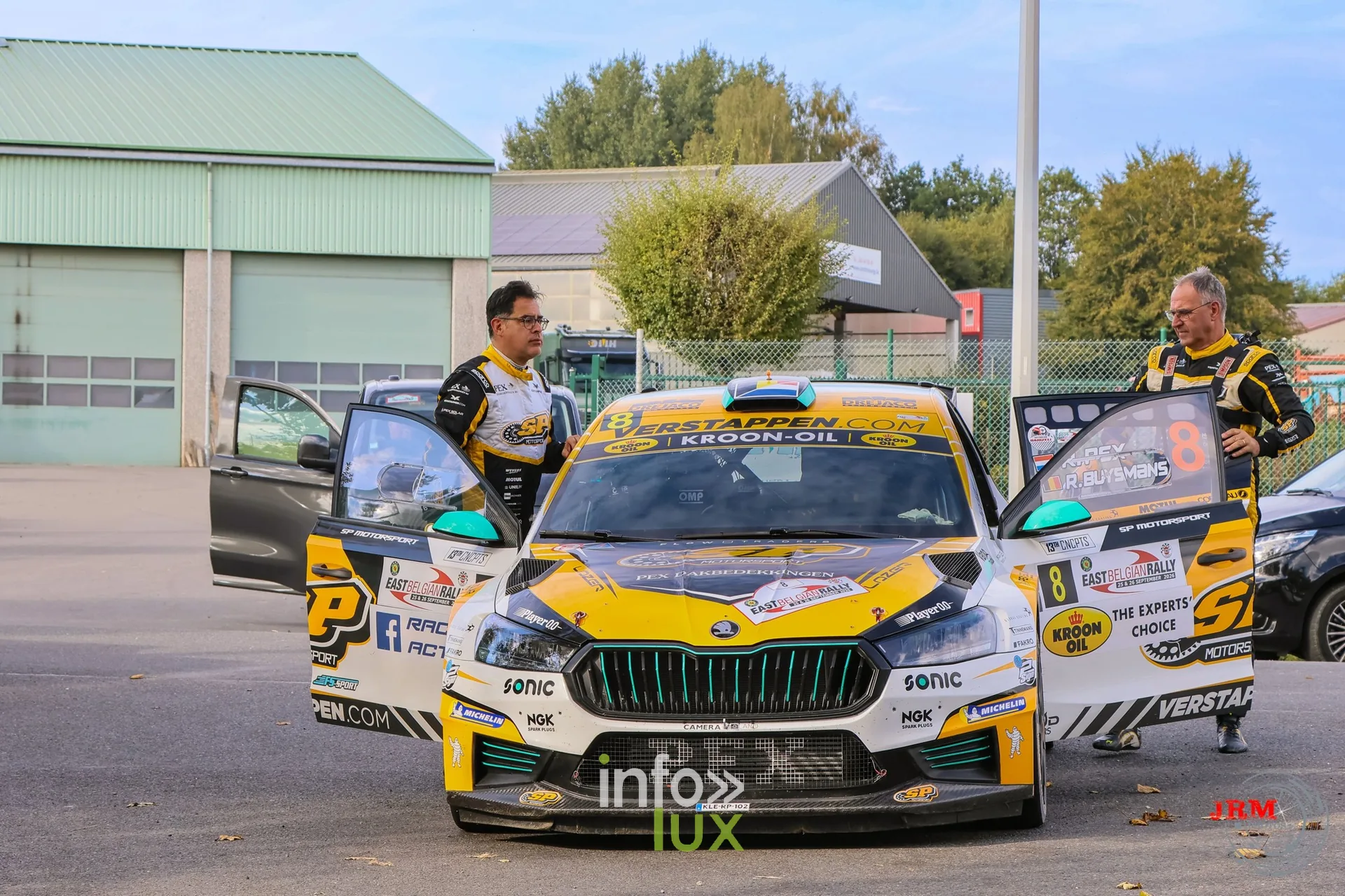 Škoda Fabia RS Rally2 jaune et noire portières ouvertes au regroupement, East Belgian Rally 2026