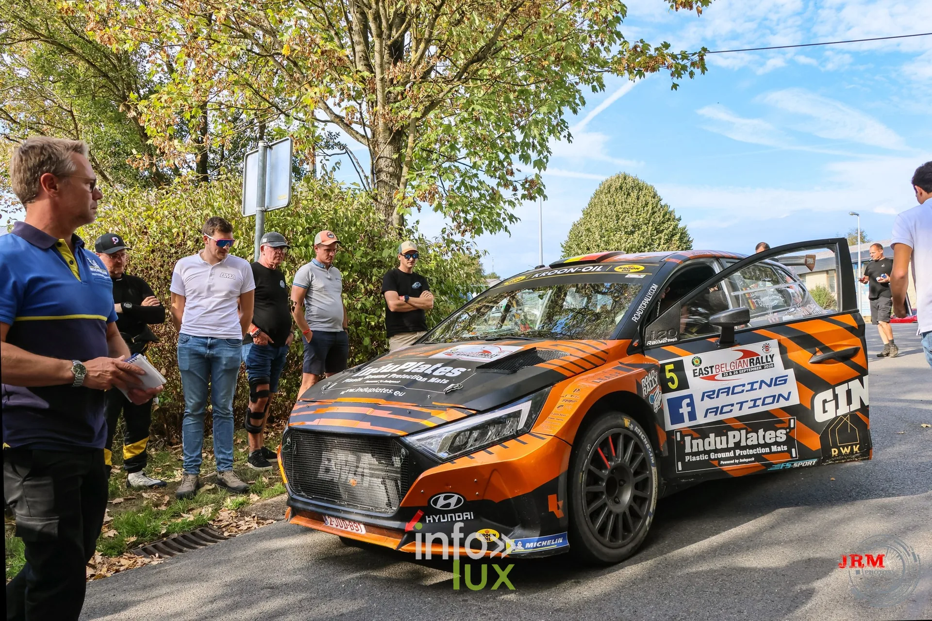 Hyundai i20 Rally2 orange entourée de membres d’équipe au regroupement, East Belgian Rally 2026
