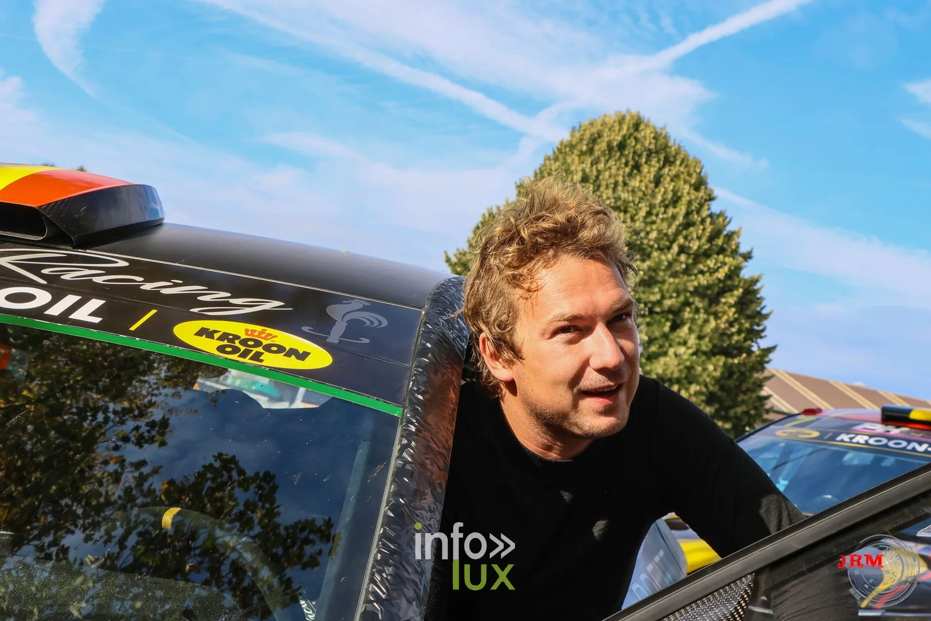 Pilote penché à la portière de sa voiture au regroupement, East Belgian Rally 2026
