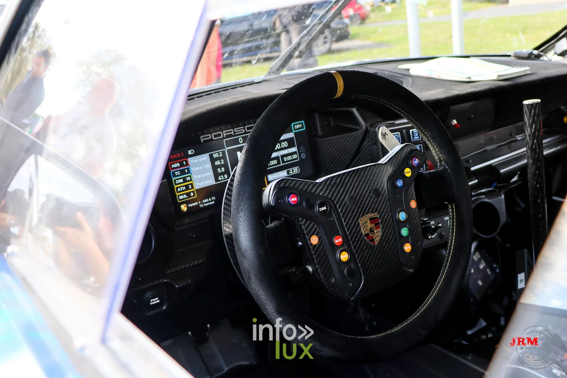 Volant et tableau de bord d’une Porsche de rallye au regroupement, East Belgian Rally 2026