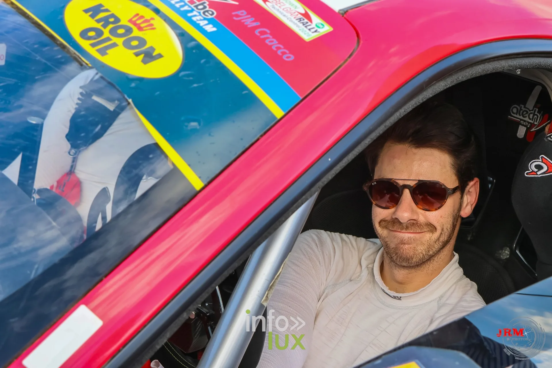 Pilote à lunettes de soleil dans l’habitacle d’une voiture rose au regroupement, East Belgian Rally 2026