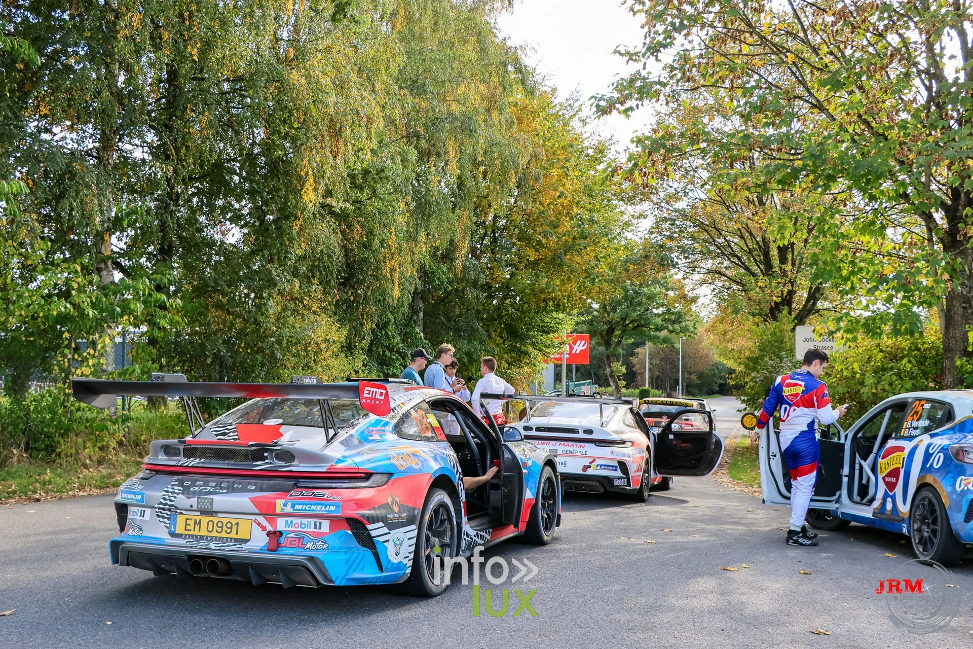 Porsche 911 GT3 de rallye et équipages au parc au regroupement, East Belgian Rally 2026