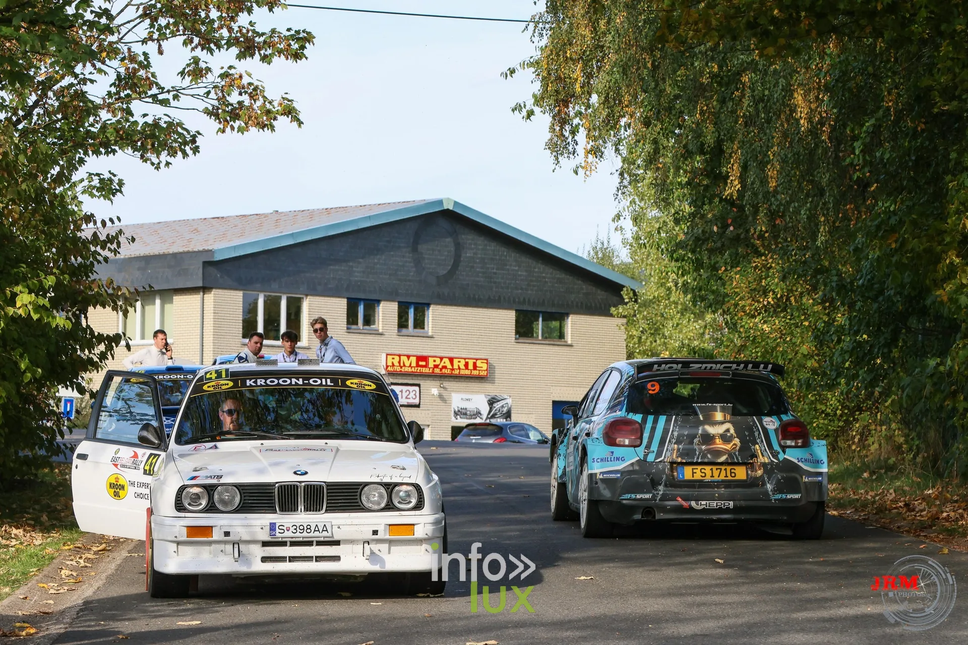 BMW M3 E30 blanche et voiture de rallye noire au regroupement, East Belgian Rally 2026