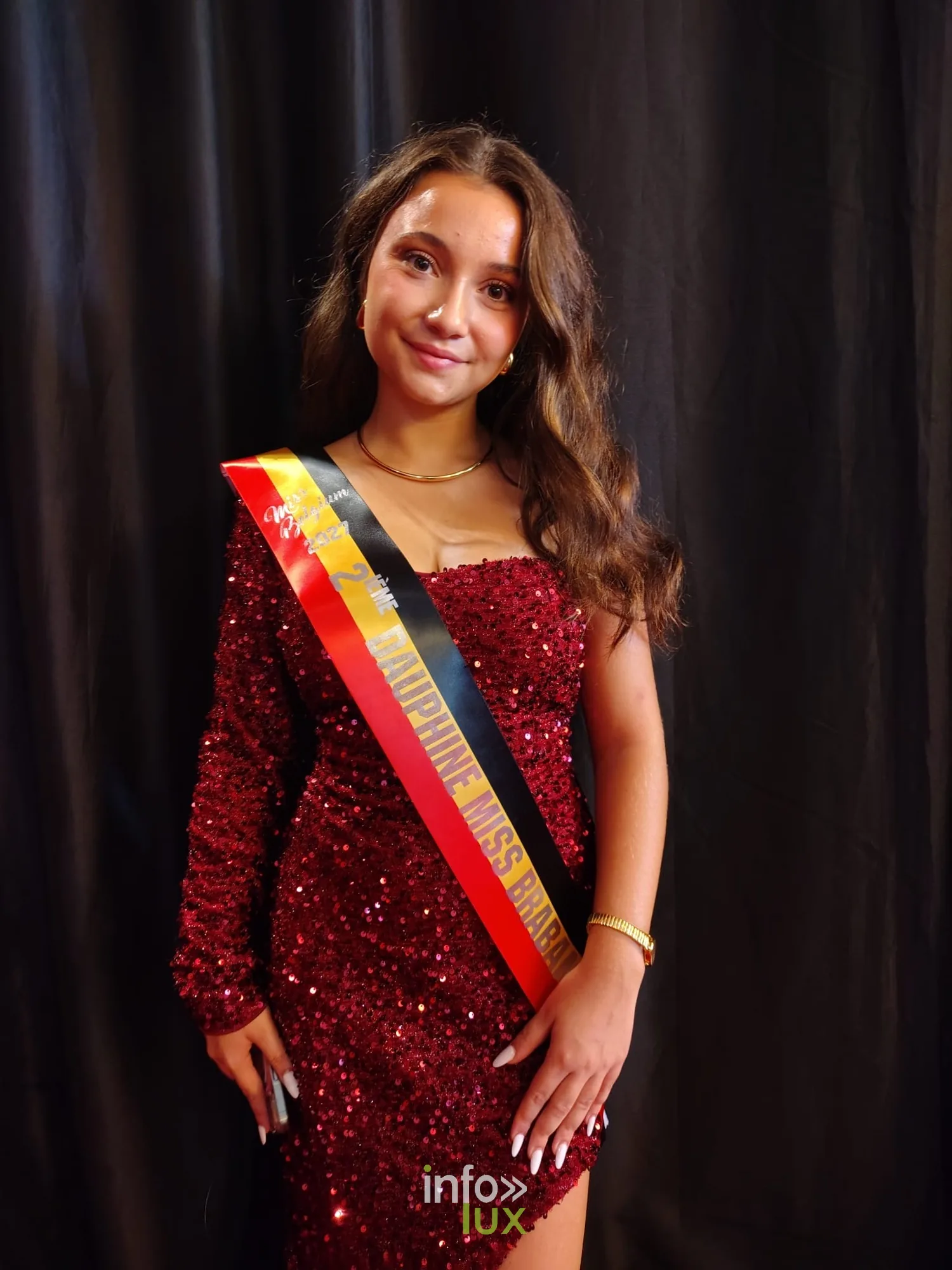 Eléa Colasuonno en robe bordeaux pailletée avec son écharpe de dauphine