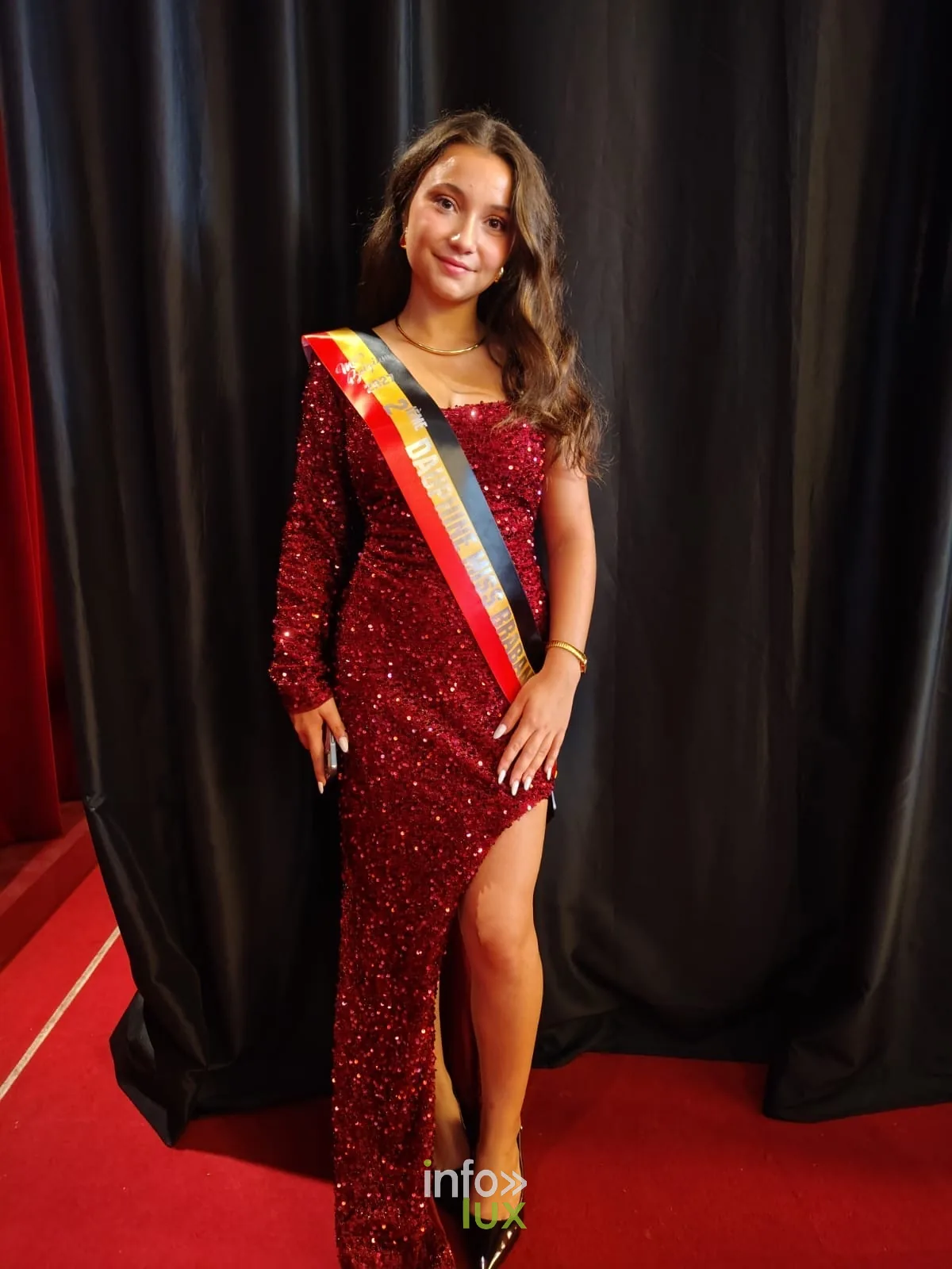 Eléa Colasuonno sur le tapis rouge avec son écharpe