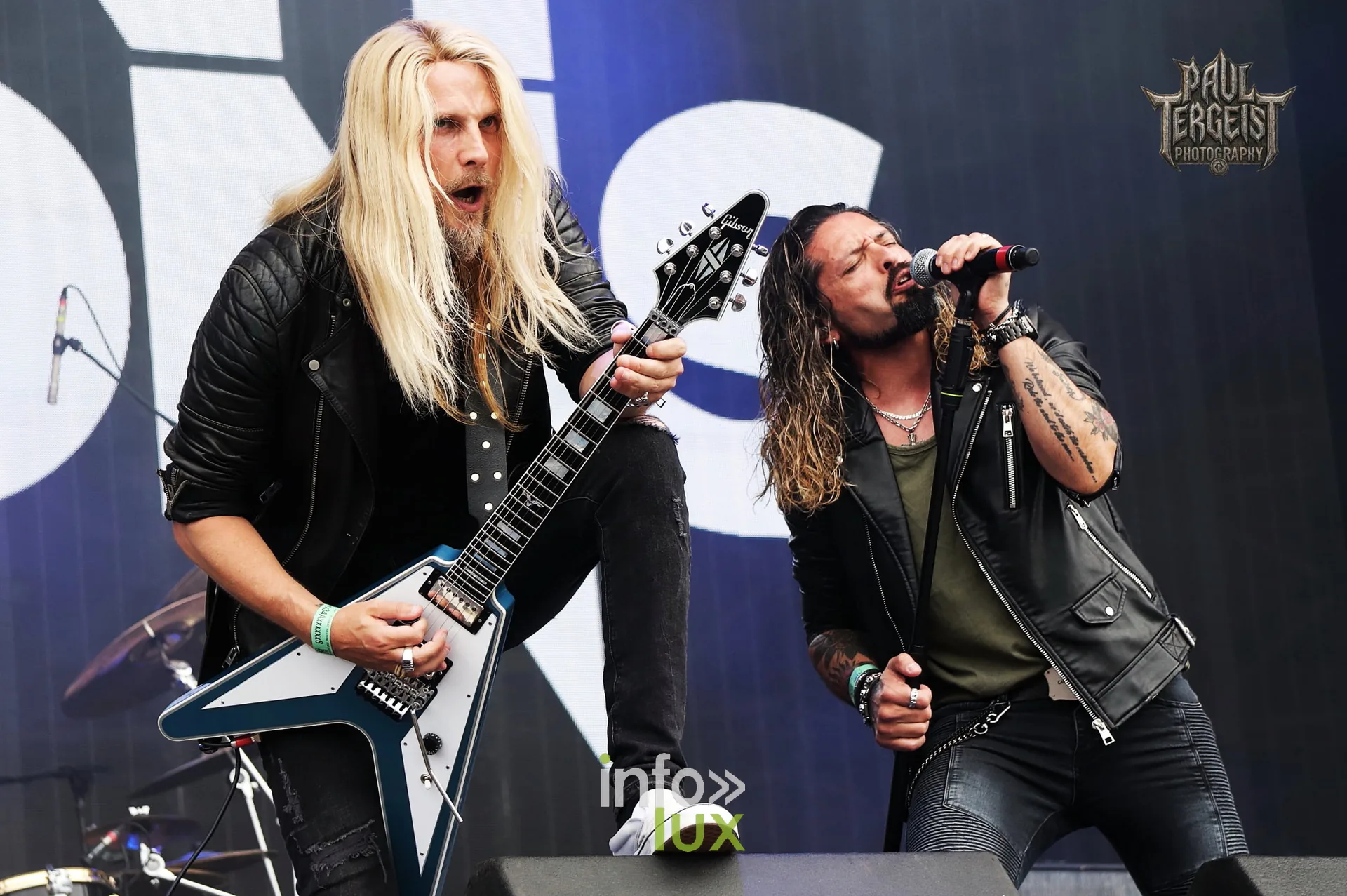 Richie Faulkner, guitariste de Judas Priest, et Ronnie Romero avec Elegant Weapons au Graspop 2024