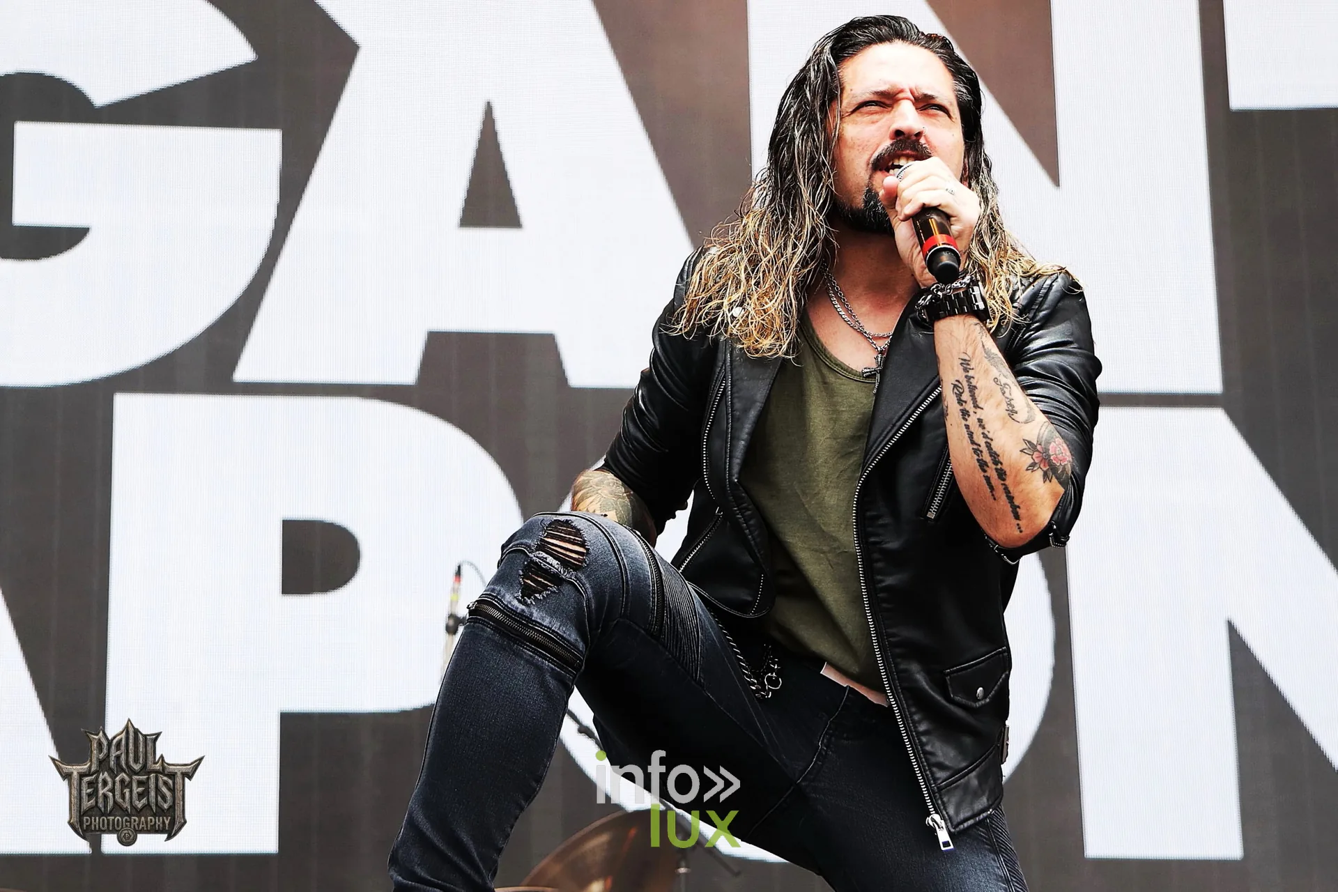 Ronnie Romero chante avec Elegant Weapons au Graspop Metal Meeting 2024