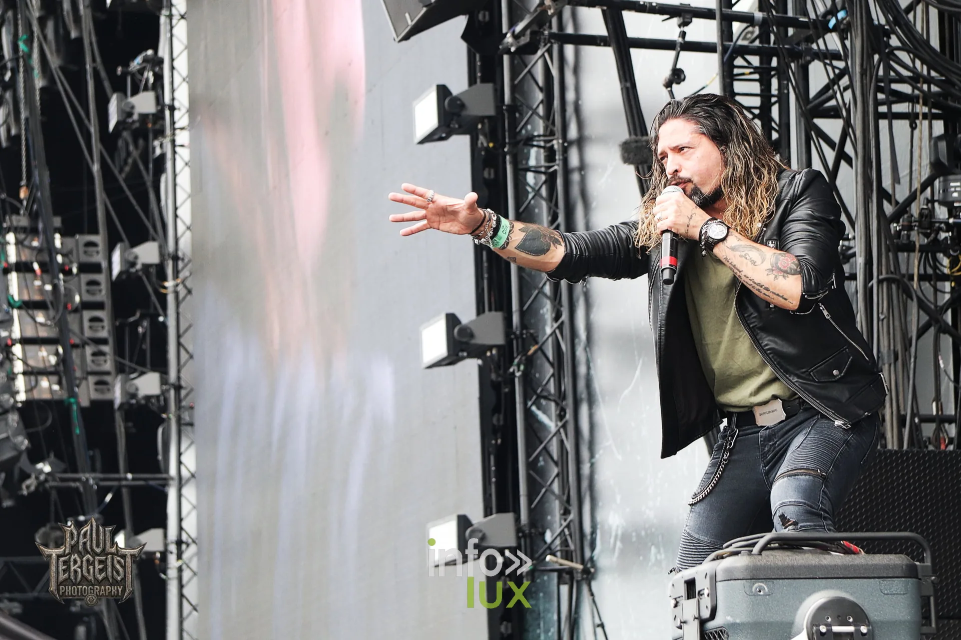 Ronnie Romero tend le bras vers le public avec Elegant Weapons au Graspop 2024