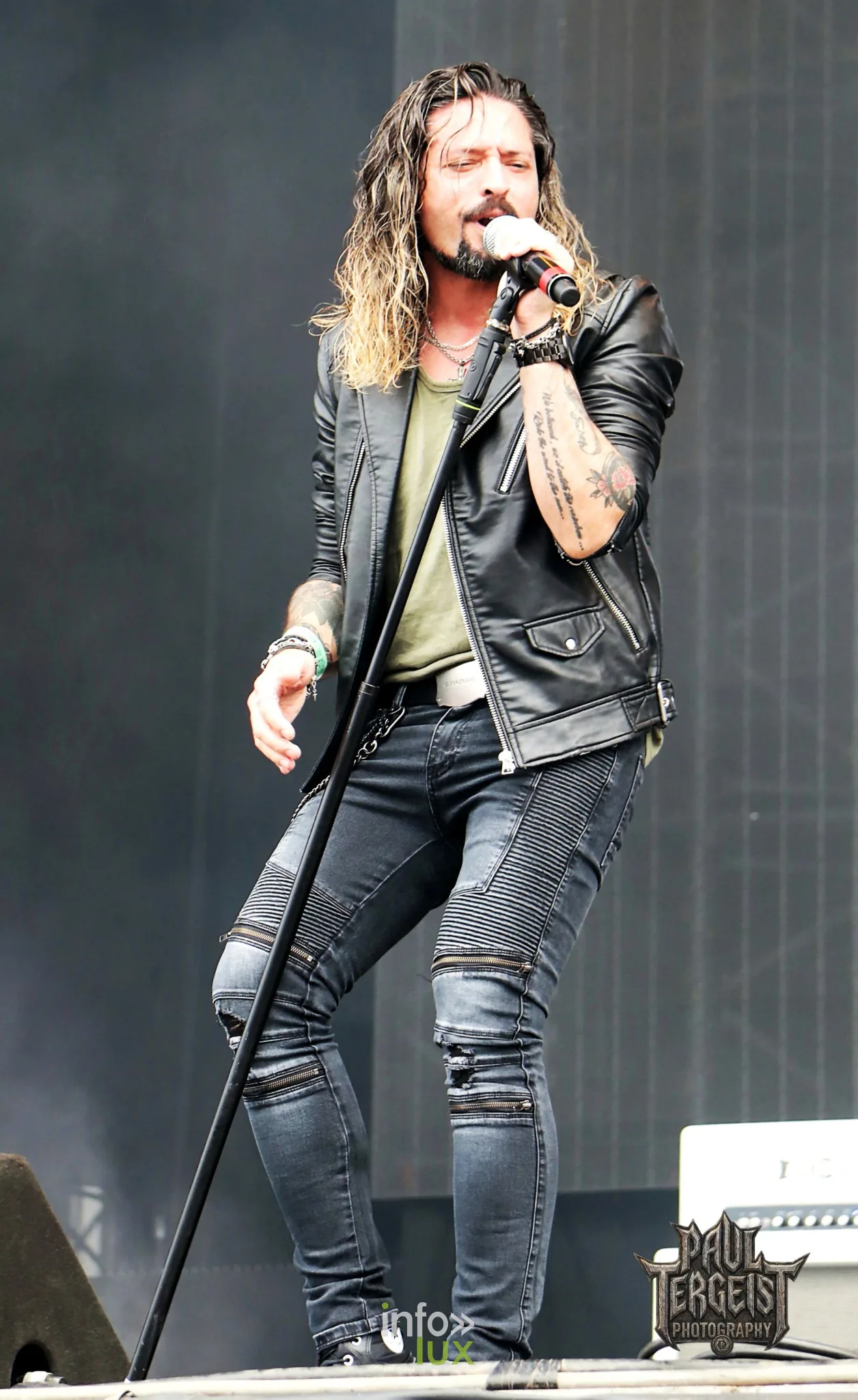 Ronnie Romero debout au pied de micro avec Elegant Weapons au Graspop 2024
