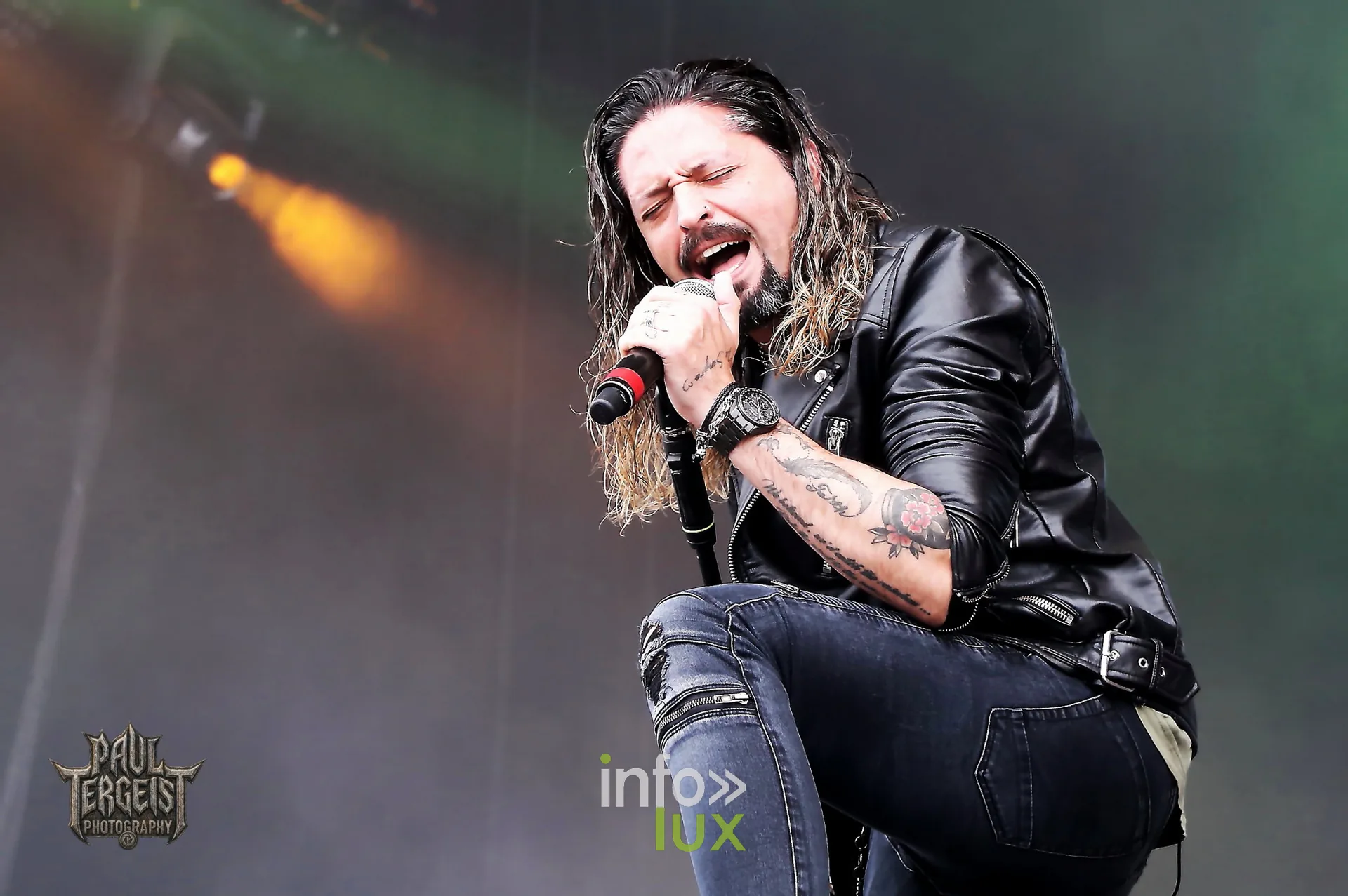 Ronnie Romero, genou levé, avec Elegant Weapons au Graspop 2024