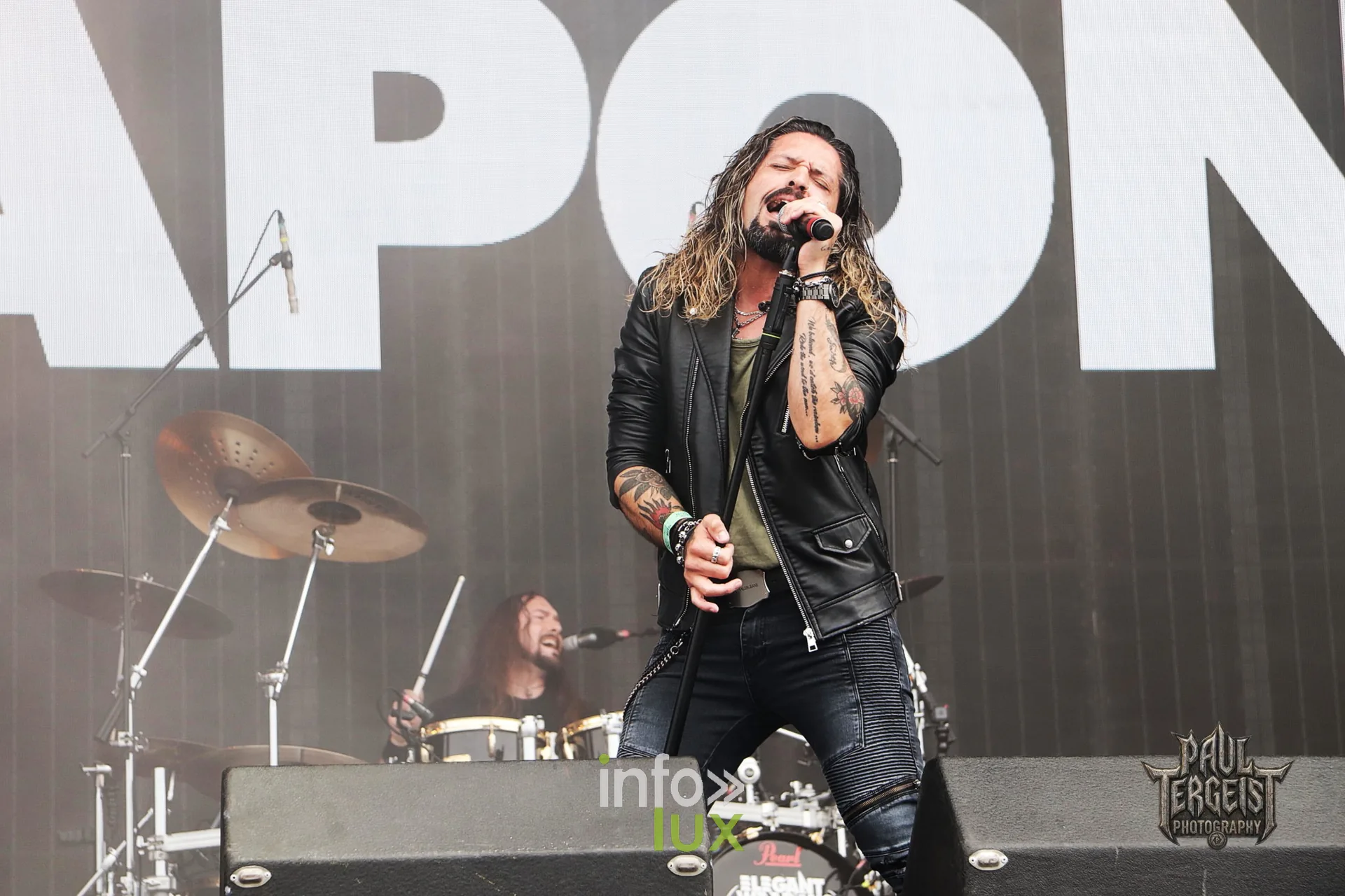 Ronnie Romero devant la batterie d'Elegant Weapons au Graspop 2024