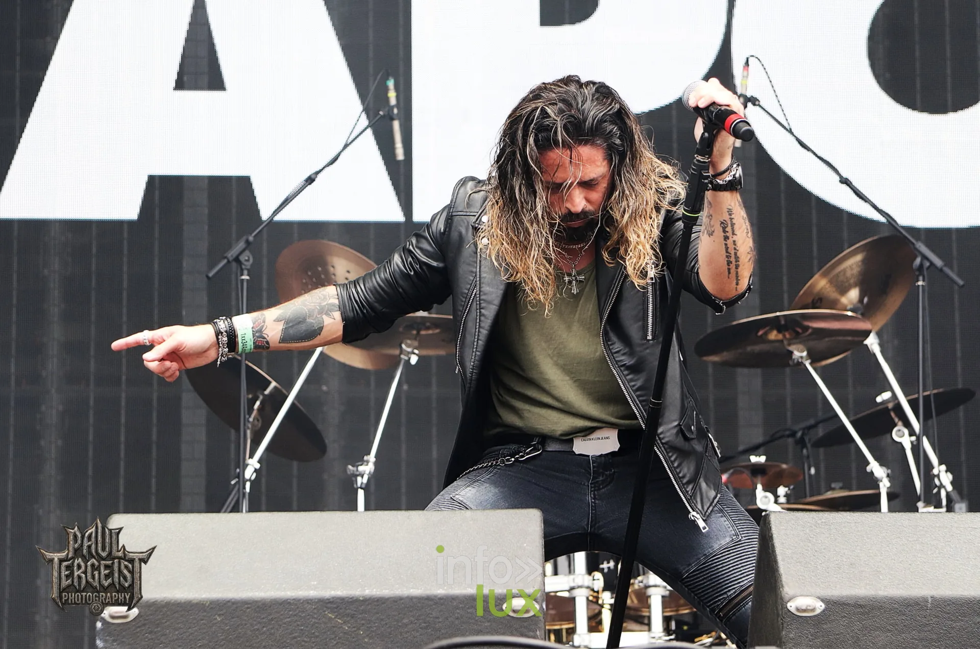 Ronnie Romero pointe le public avec Elegant Weapons au Graspop 2024