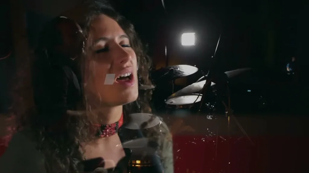 Erella dans le clip officiel de son single Quand je chante