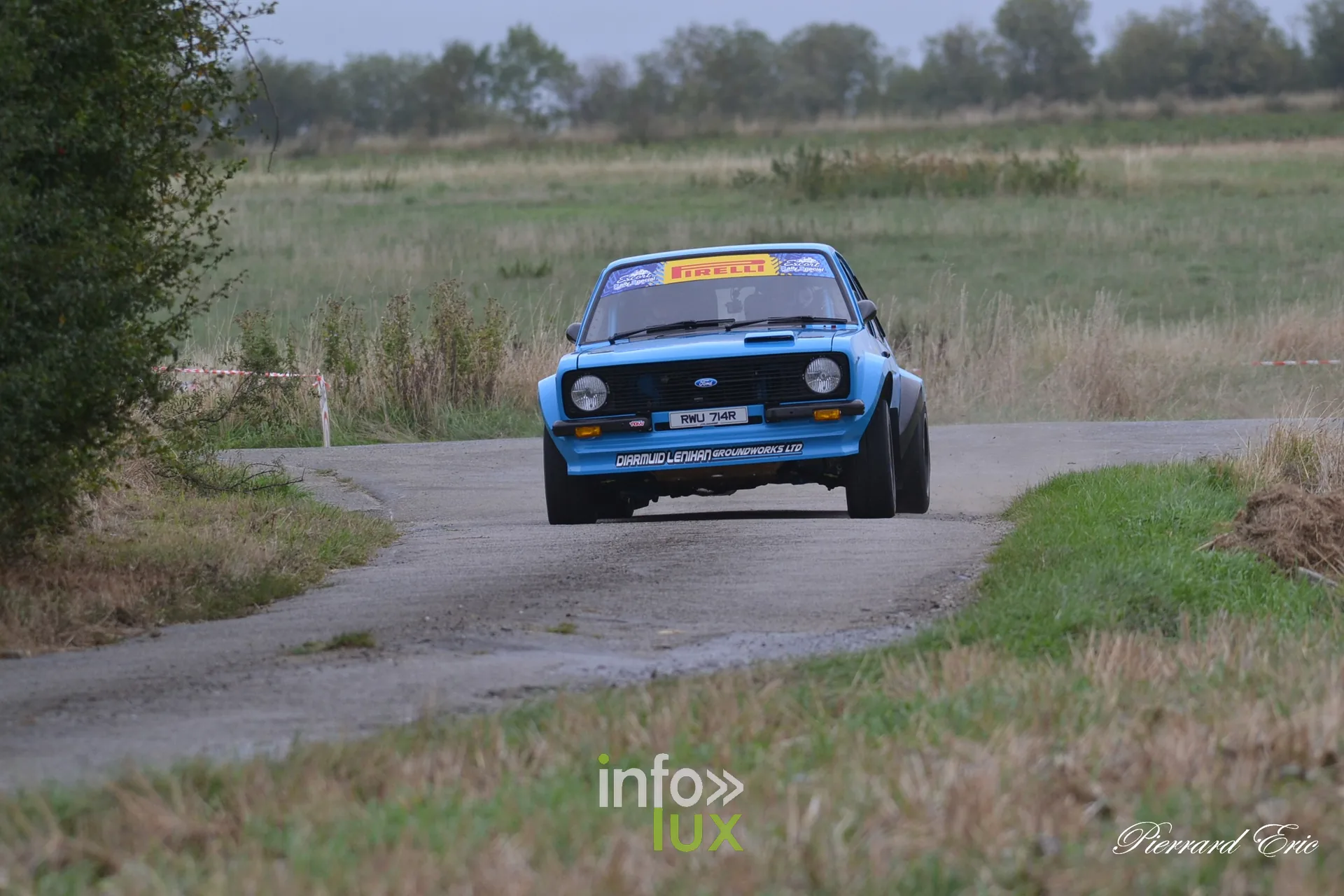 Ford Escort MkII bleue de Conor Murphy et Sean Collins sur une route de campagne au rallye