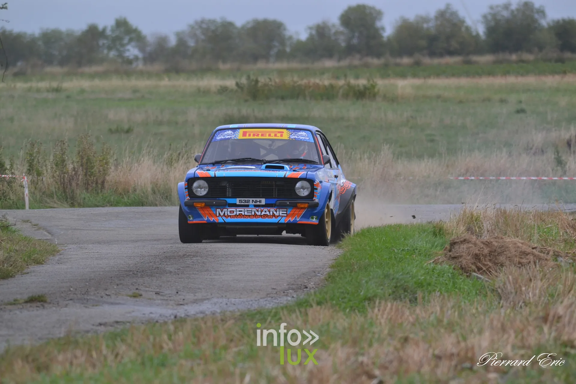 Ford Escort MkII de Cathal Mulcaire et Tom Murphy soulevant la poussiere dans un virage