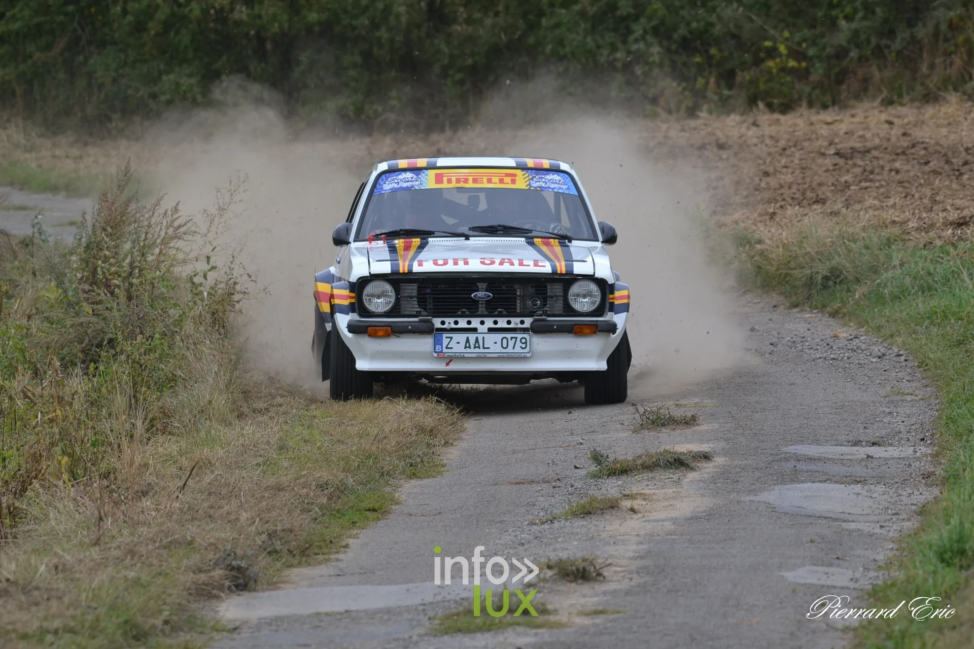 Ford Escort MkII blanche de Vincent Verschueren et Bjorn Huygelier soulevant un nuage de poussiere