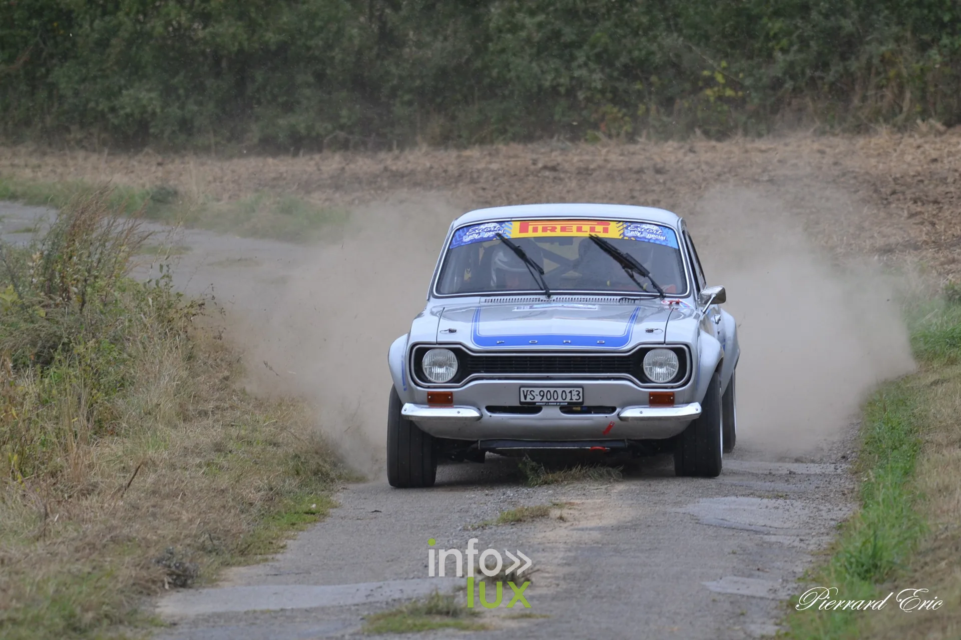 Ford Escort MkI blanche et bleue du Suisse Florian Gonon et de Michel Horgnies en pleine attaque