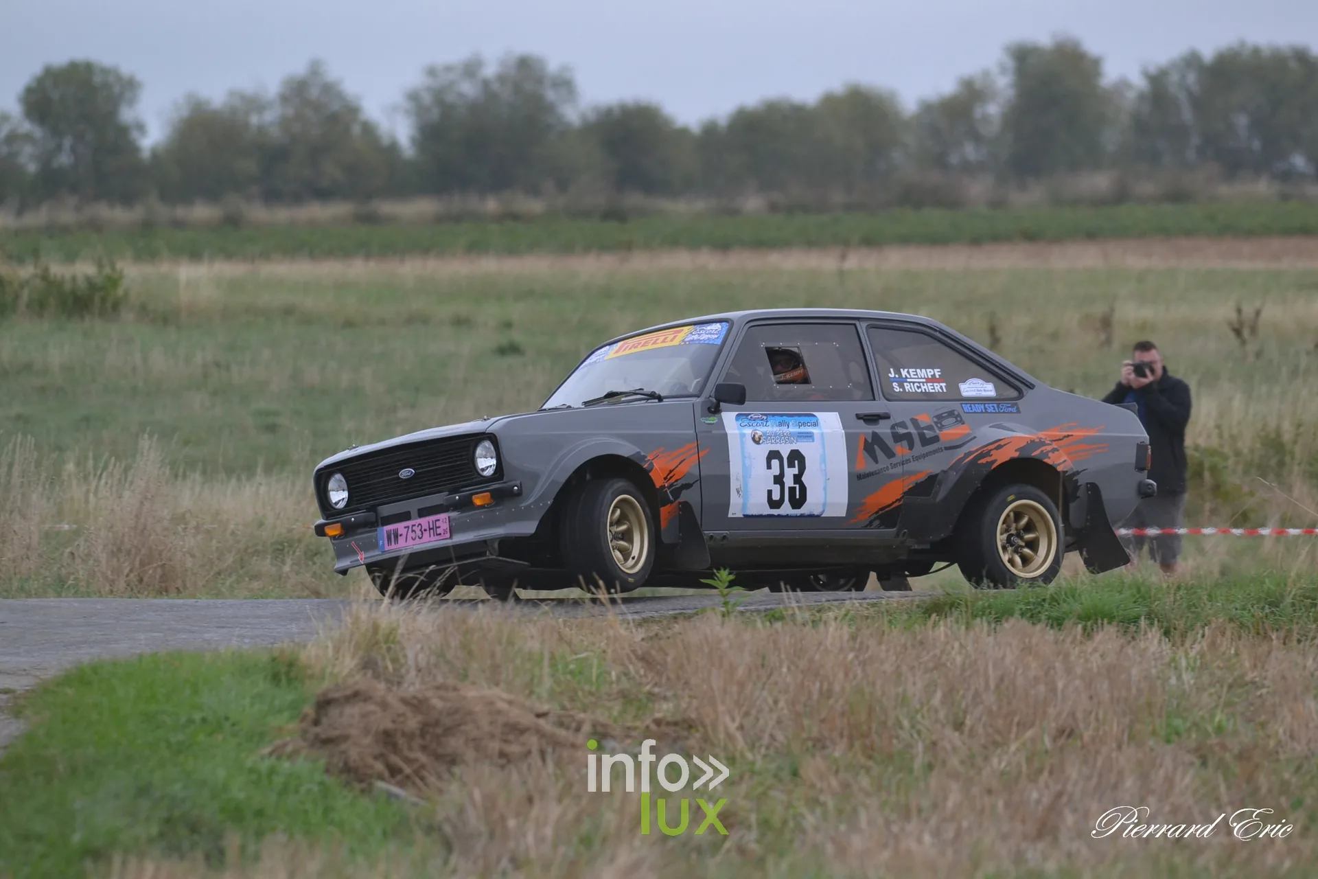 Ford Escort MkII grise et orange numero 33 de Jonathan Kempf et Richert dans un virage