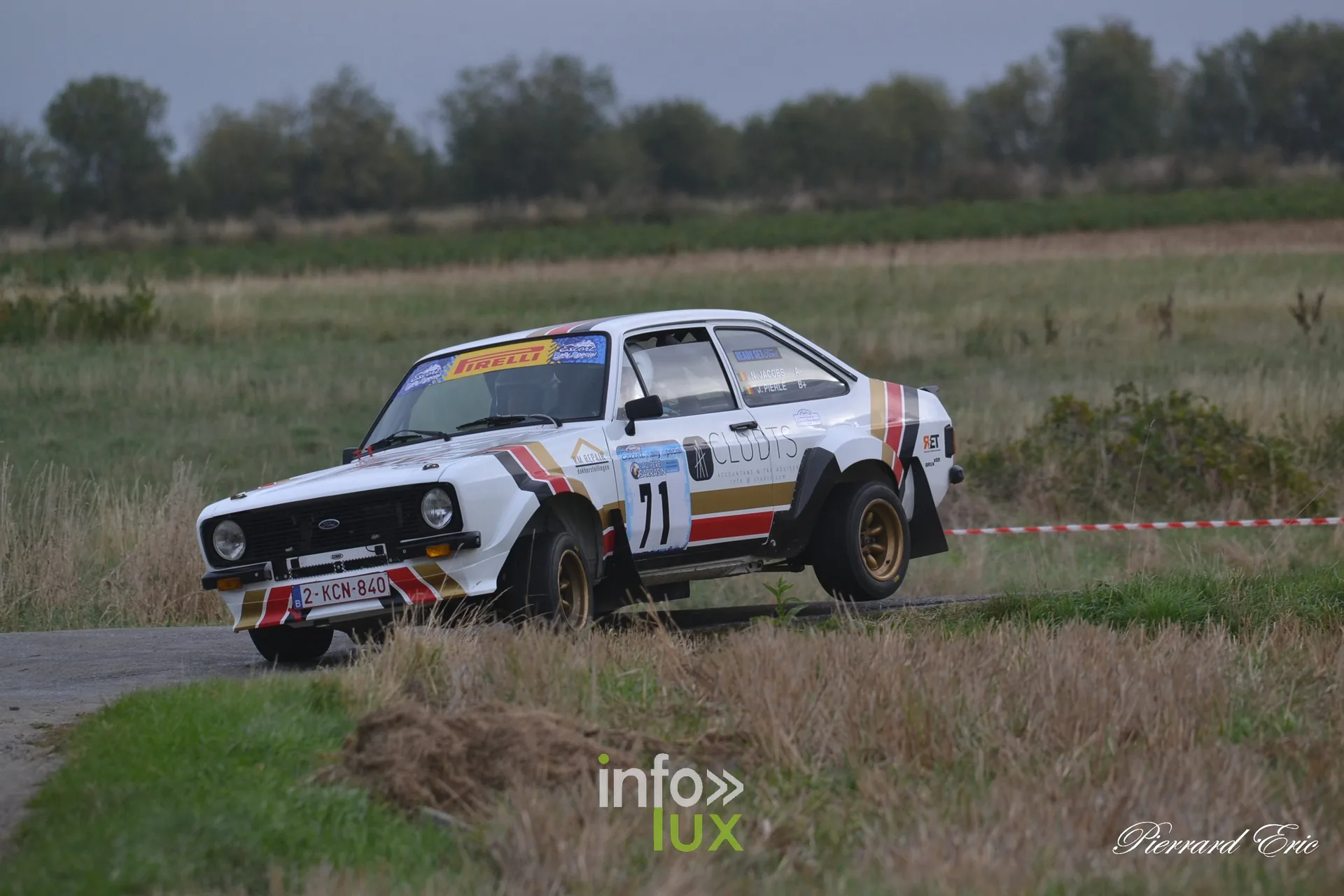 Ford Escort MkII blanche a bandes rouges numero 71 de Nick Jacobs et Jurgen Pierle en glisse