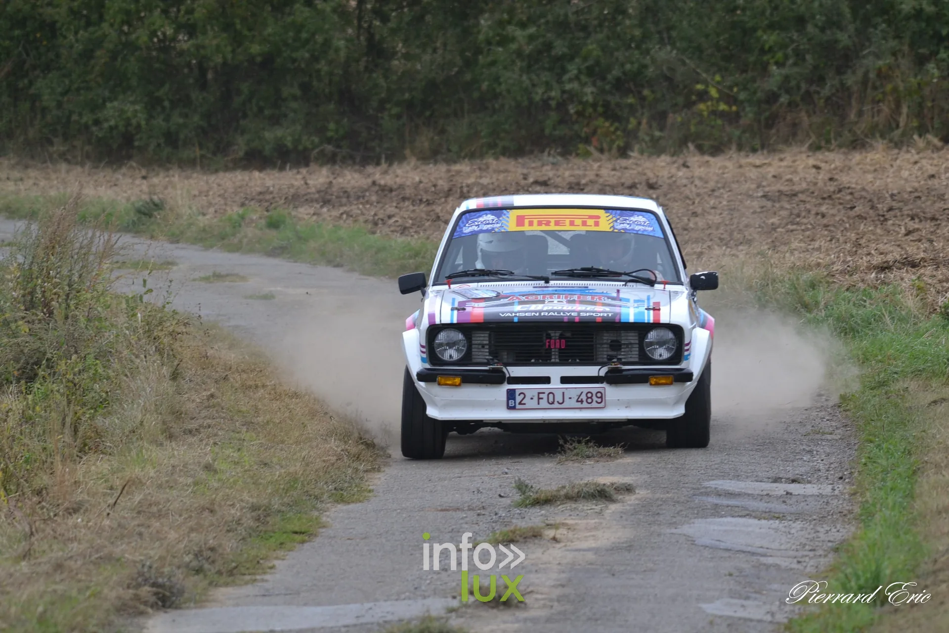 Ford Escort MkII blanche numero 32 de Thomas Carlier et Marc Sevrin en pleine speciale