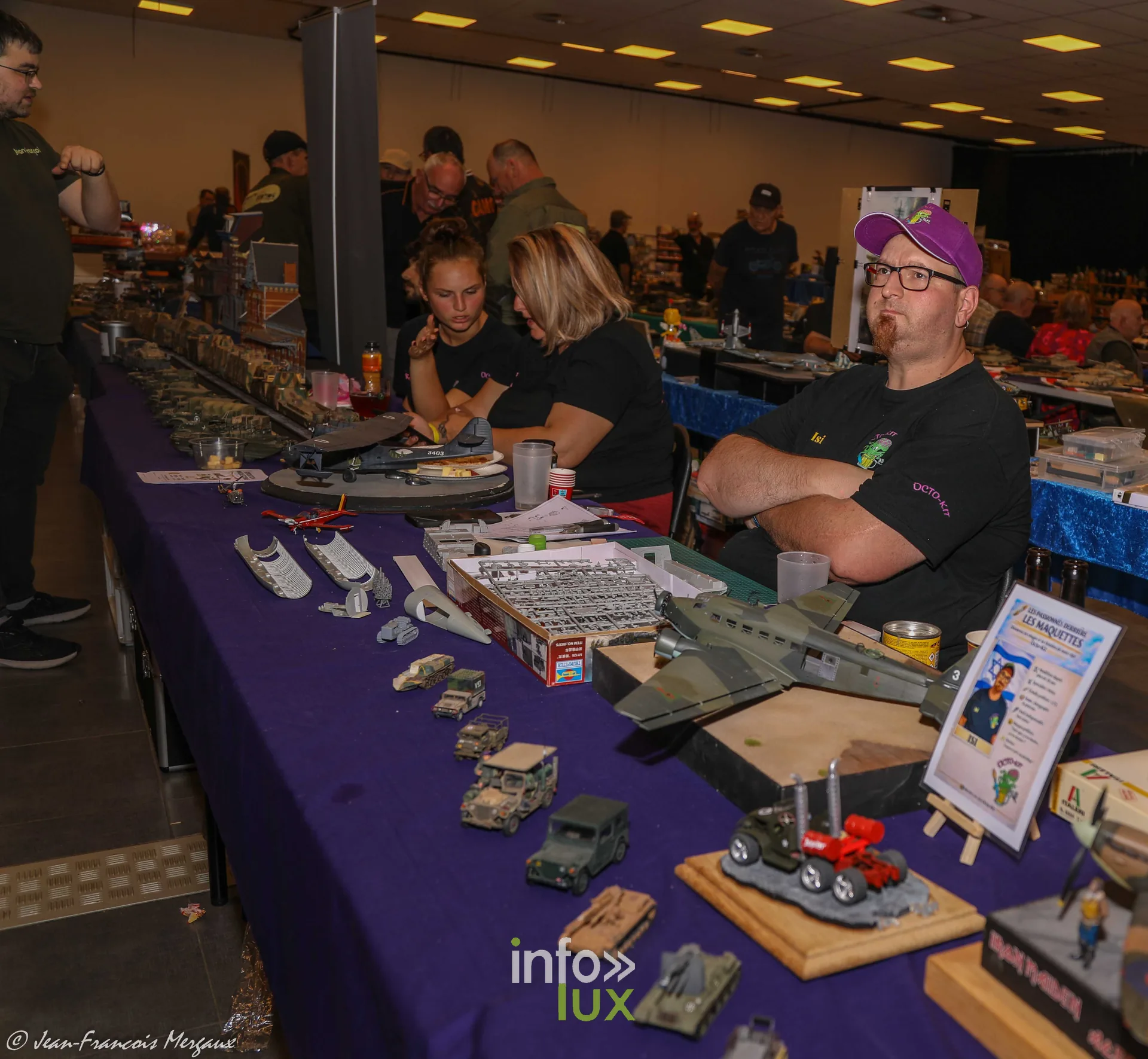 Allee d'exposants avec maquettes de navires gris a l'expo modelisme de Neufchateau