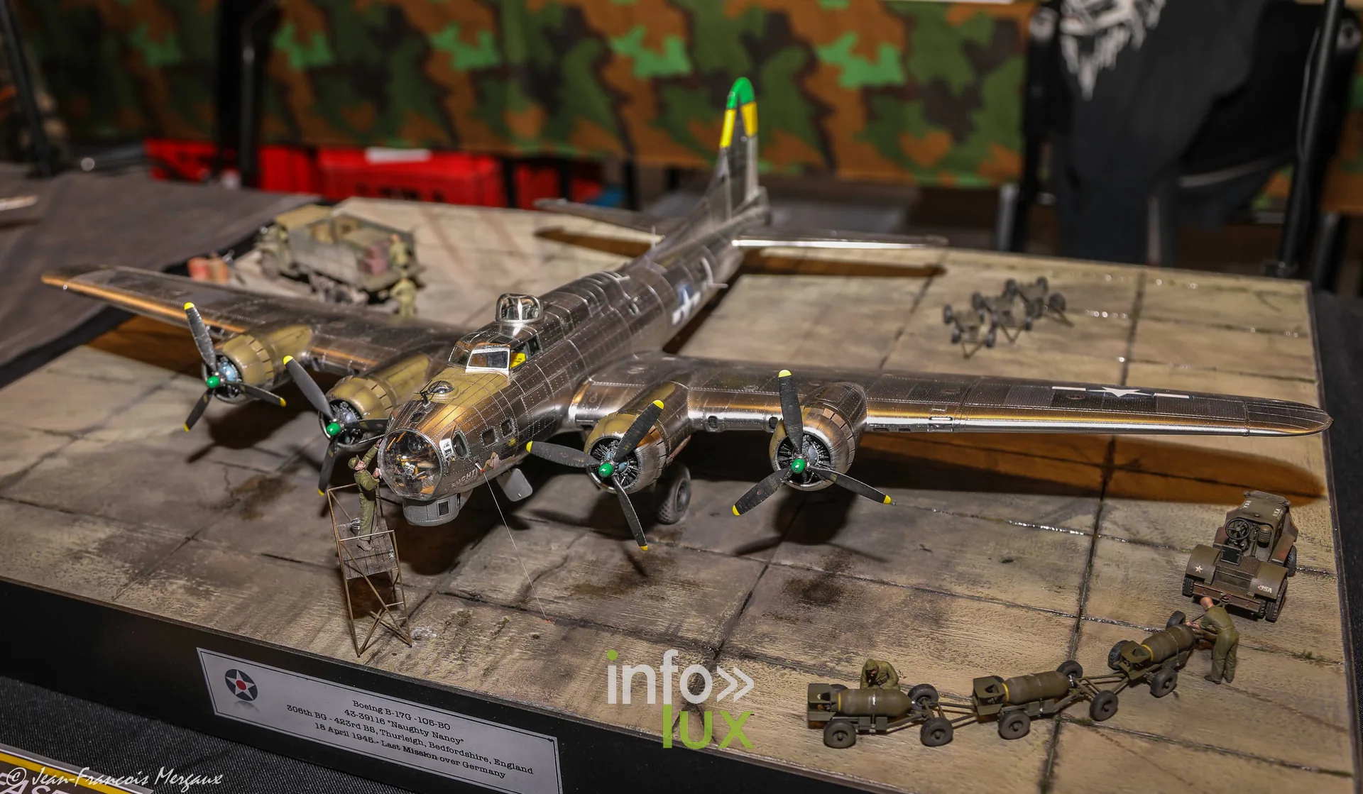 Maquette d'un bombardier quadrimoteur en aluminium nu a l'expo modelisme de Neufchateau