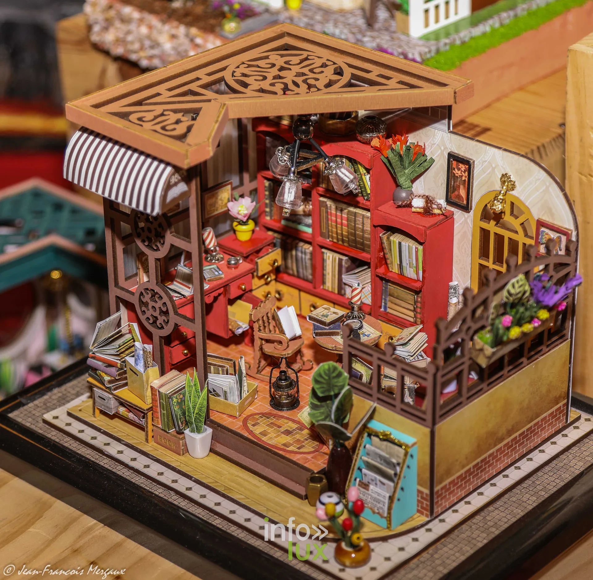 Maquette d'une boutique miniature en bois exposee a l'expo modelisme de Neufchateau