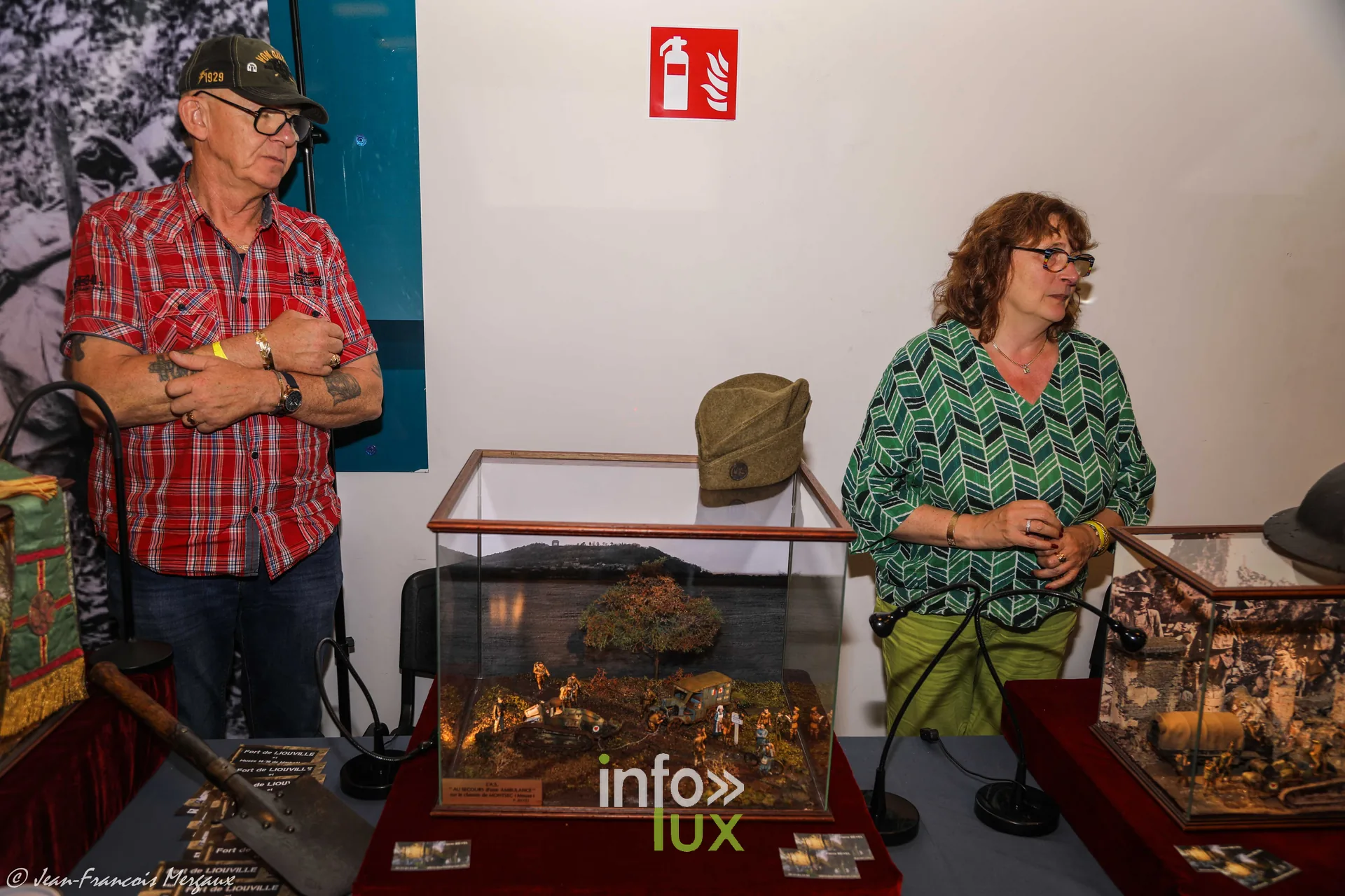 Couple devant la vitrine d'un diorama a l'expo modelisme de Neufchateau