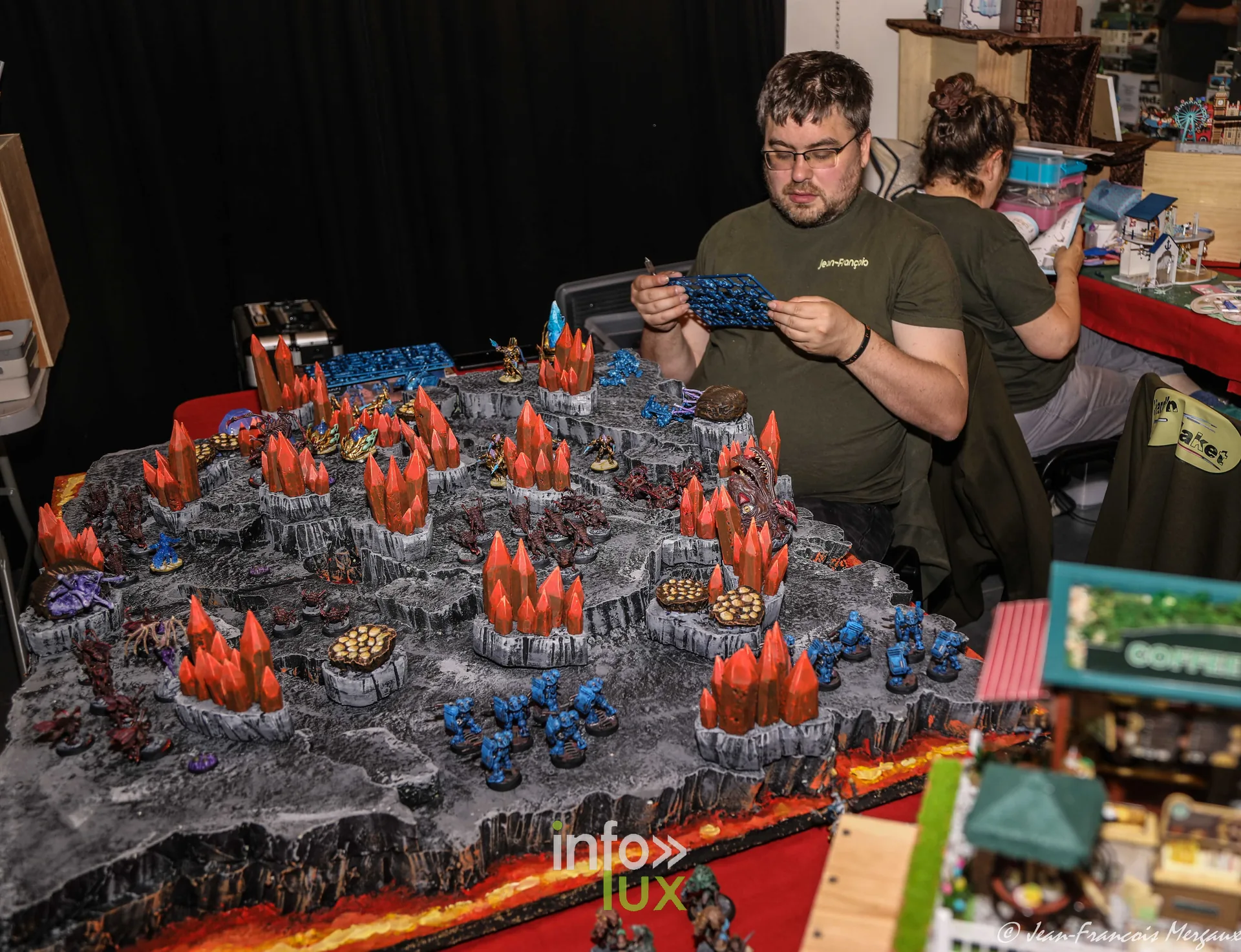 Table de jeu avec decor de lave et figurines fantastiques a l'expo modelisme de Neufchateau