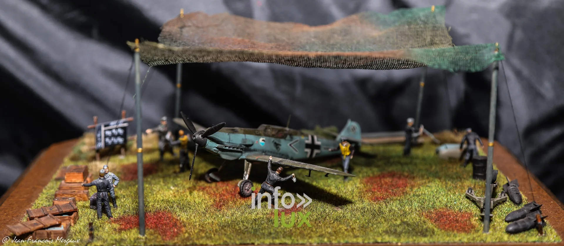 Diorama d'un avion sous filet de camouflage a l'expo modelisme Hard'n Maket a Neufchateau