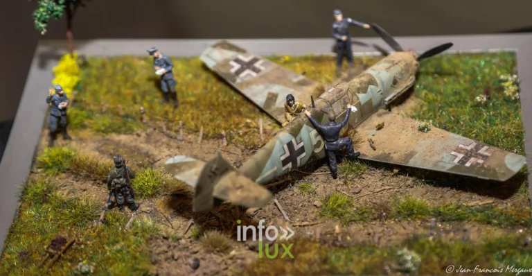 Diorama d'un chasseur allemand au sol entoure de figurines a l'expo modelisme de Neufchateau